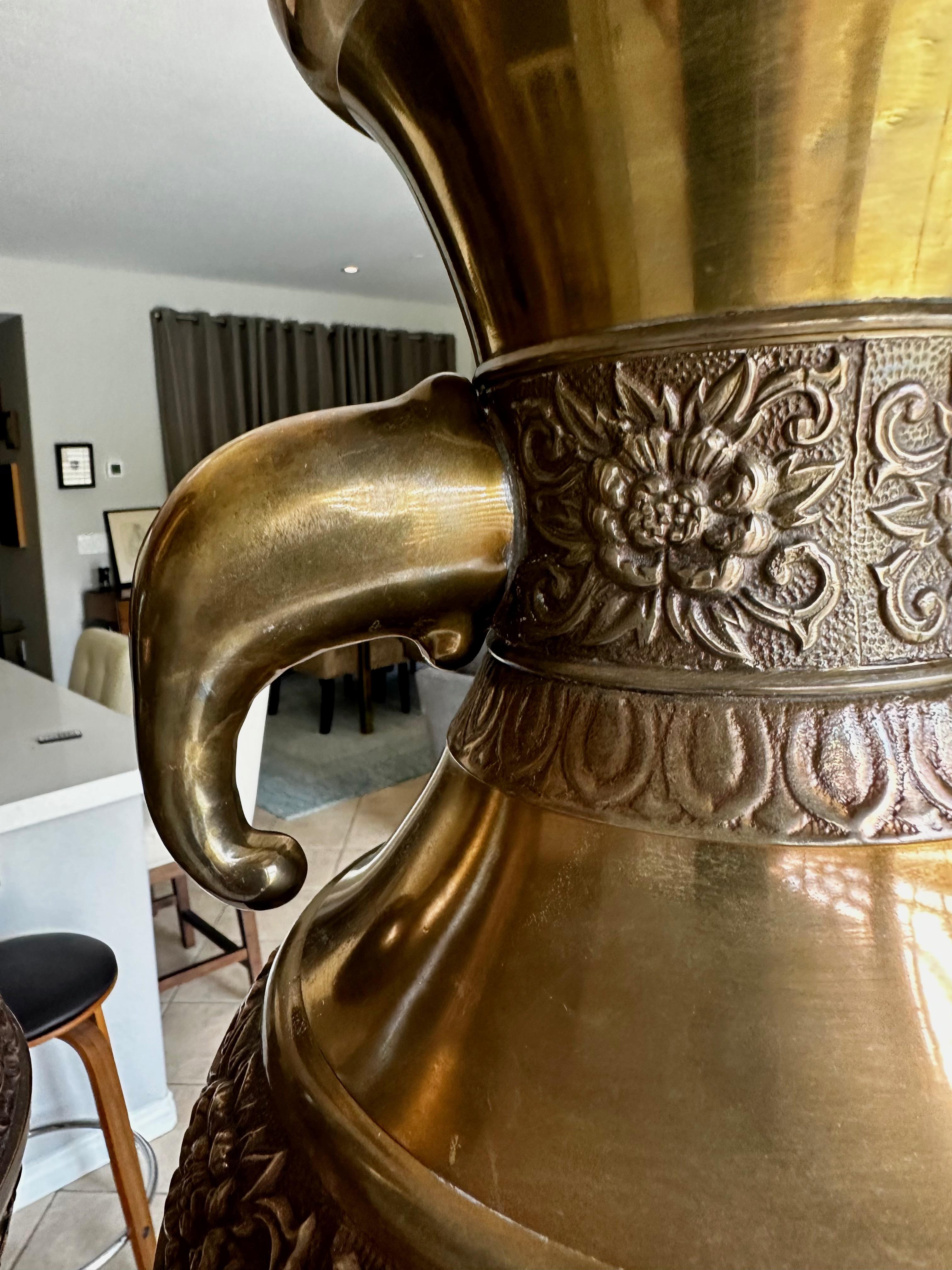Paire de lampes de table en laiton d'inspiration asiatique avec poignées d'éléphant de James Mont en vente 5