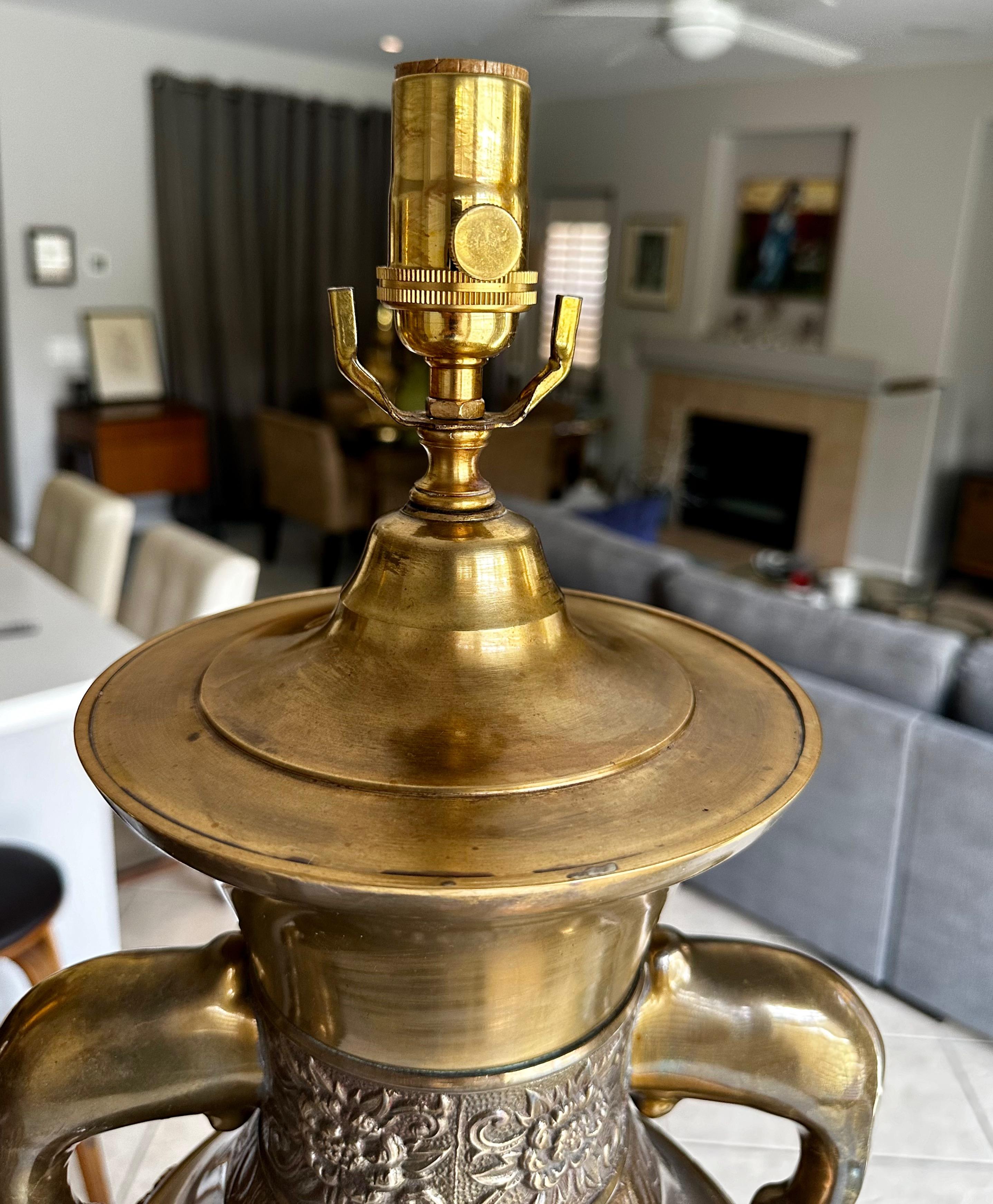 Paire de lampes de table en laiton d'inspiration asiatique avec poignées d'éléphant de James Mont en vente 6