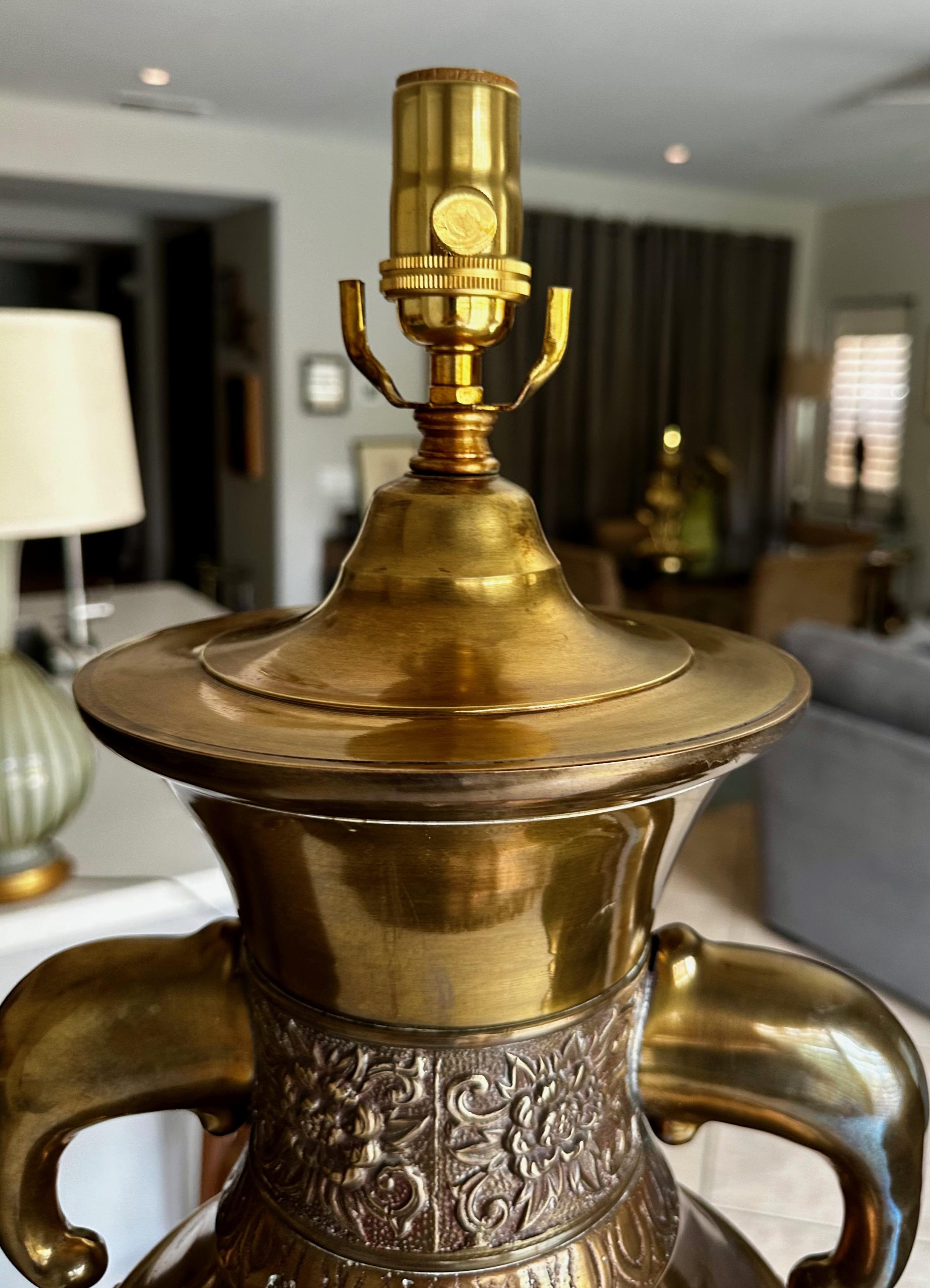 Paire de lampes de table en laiton d'inspiration asiatique avec poignées d'éléphant de James Mont en vente 7