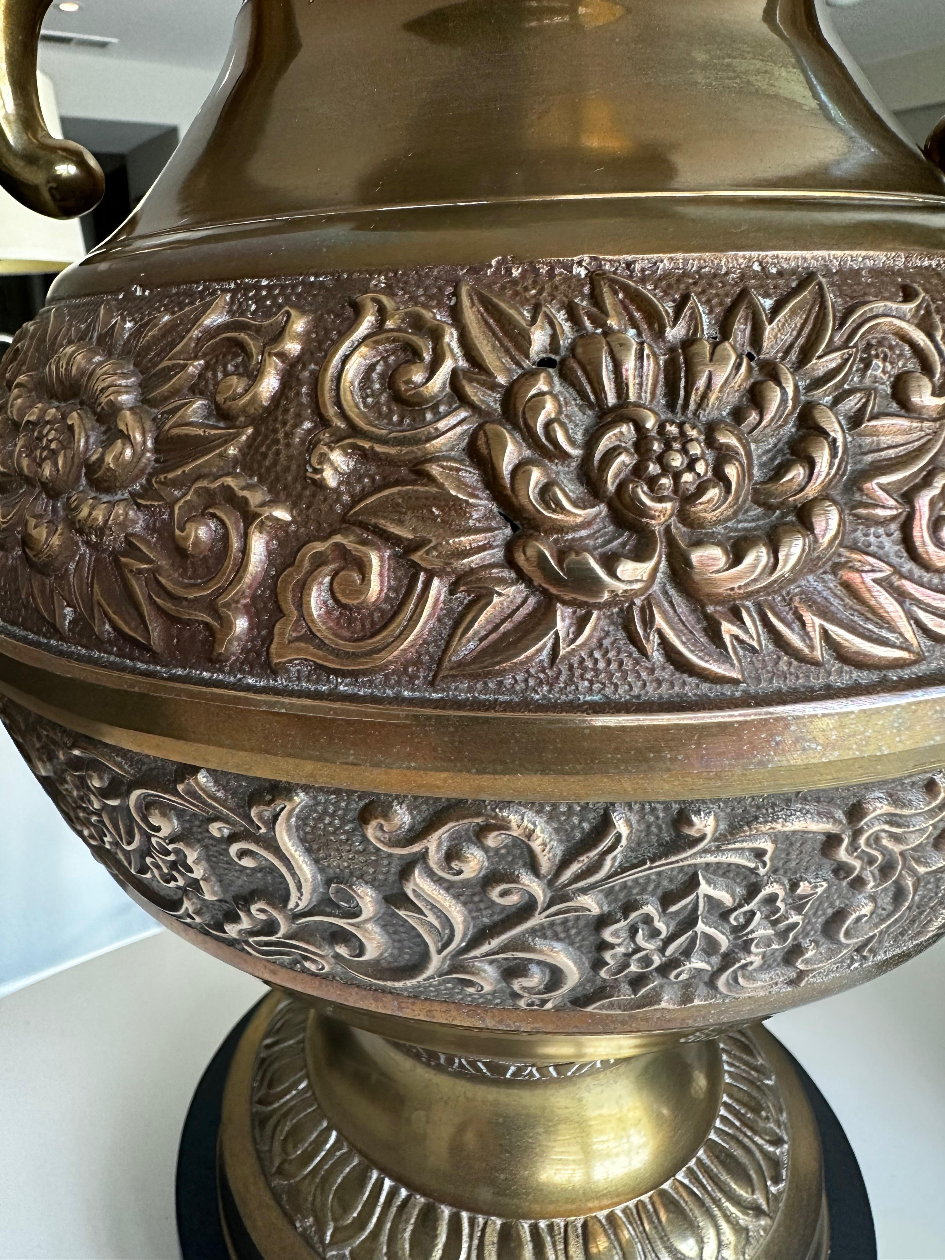 Paire de lampes de table en laiton d'inspiration asiatique avec poignées d'éléphant de James Mont en vente 9