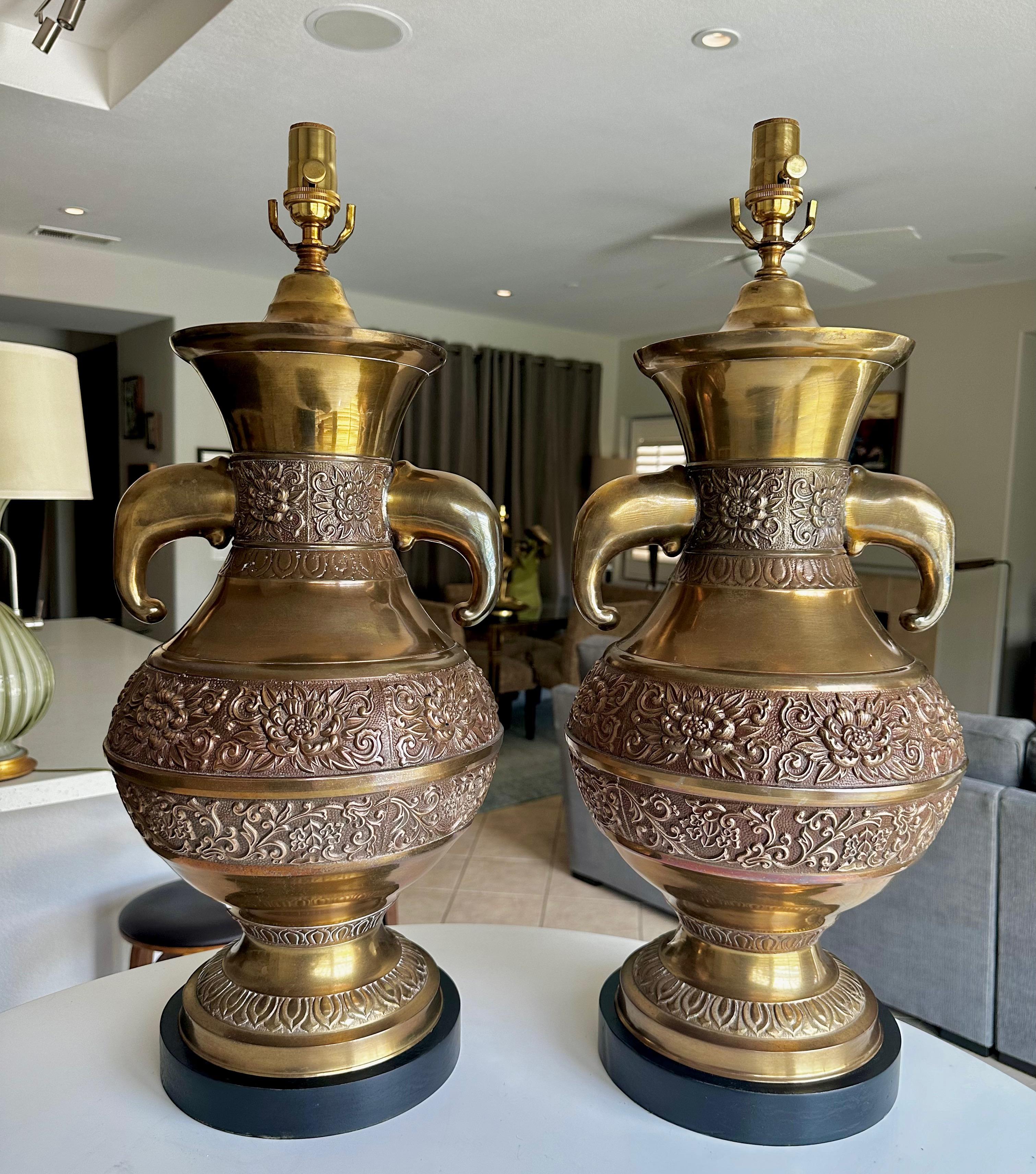 Paire de lampes de table en laiton d'inspiration asiatique avec poignées d'éléphant de James Mont en vente 11