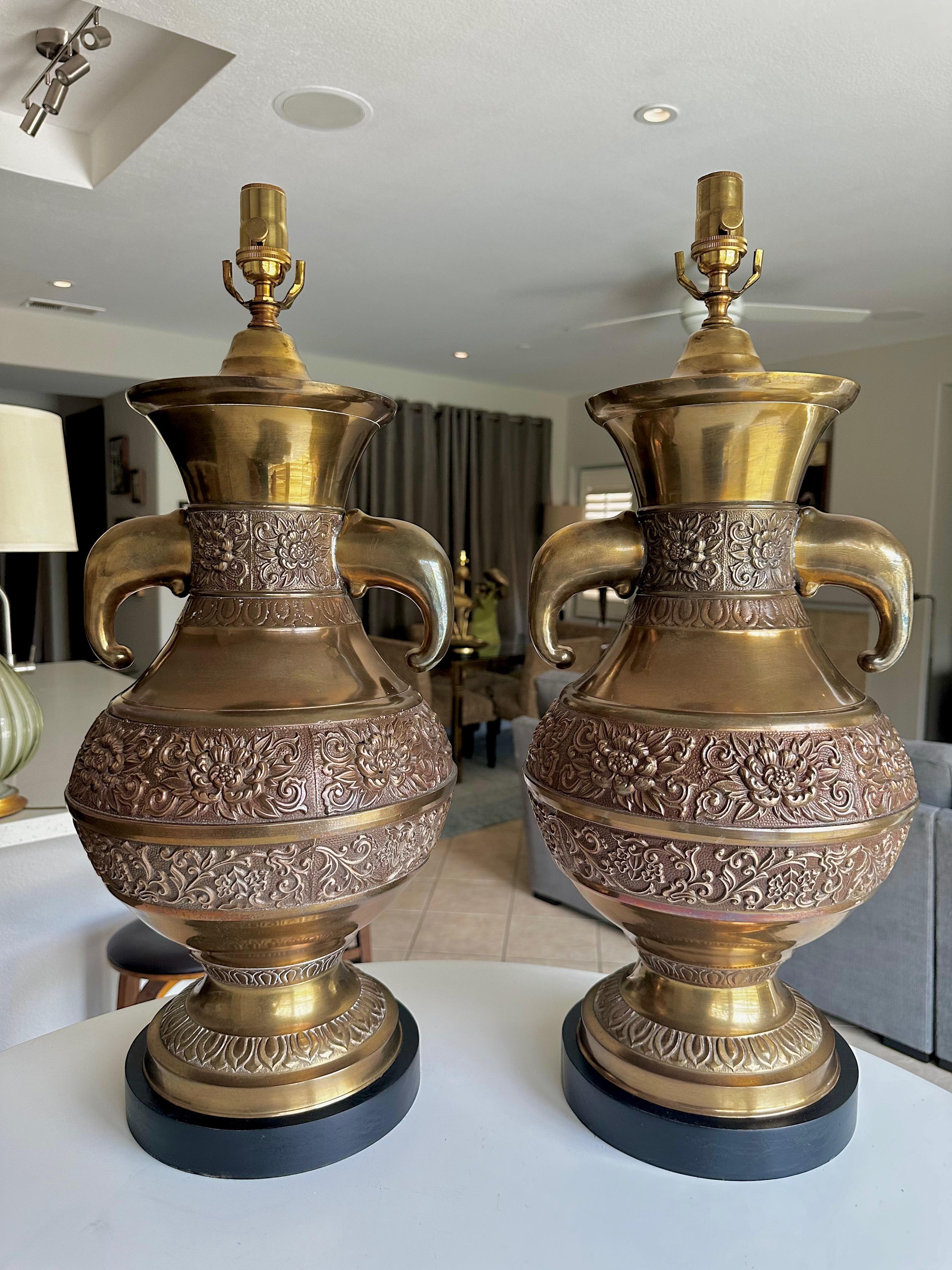 Asiatique Paire de lampes de table en laiton d'inspiration asiatique avec poignées d'éléphant de James Mont en vente