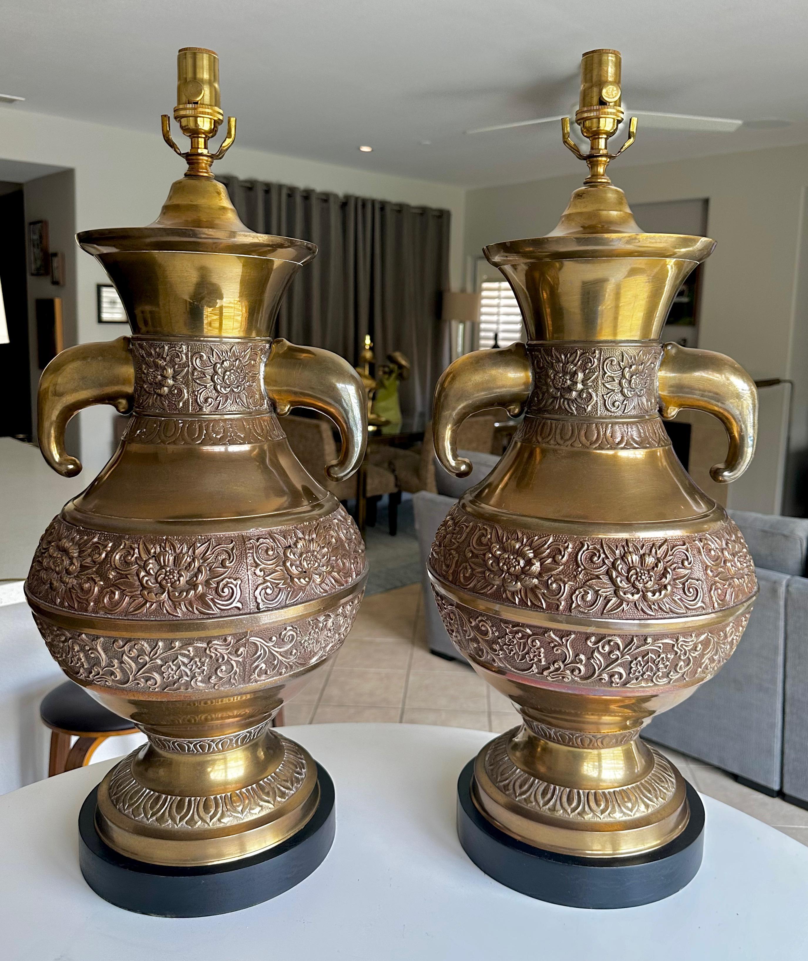 Paire de lampes de table en laiton d'inspiration asiatique avec poignées d'éléphant de James Mont Bon état - En vente à Palm Springs, CA