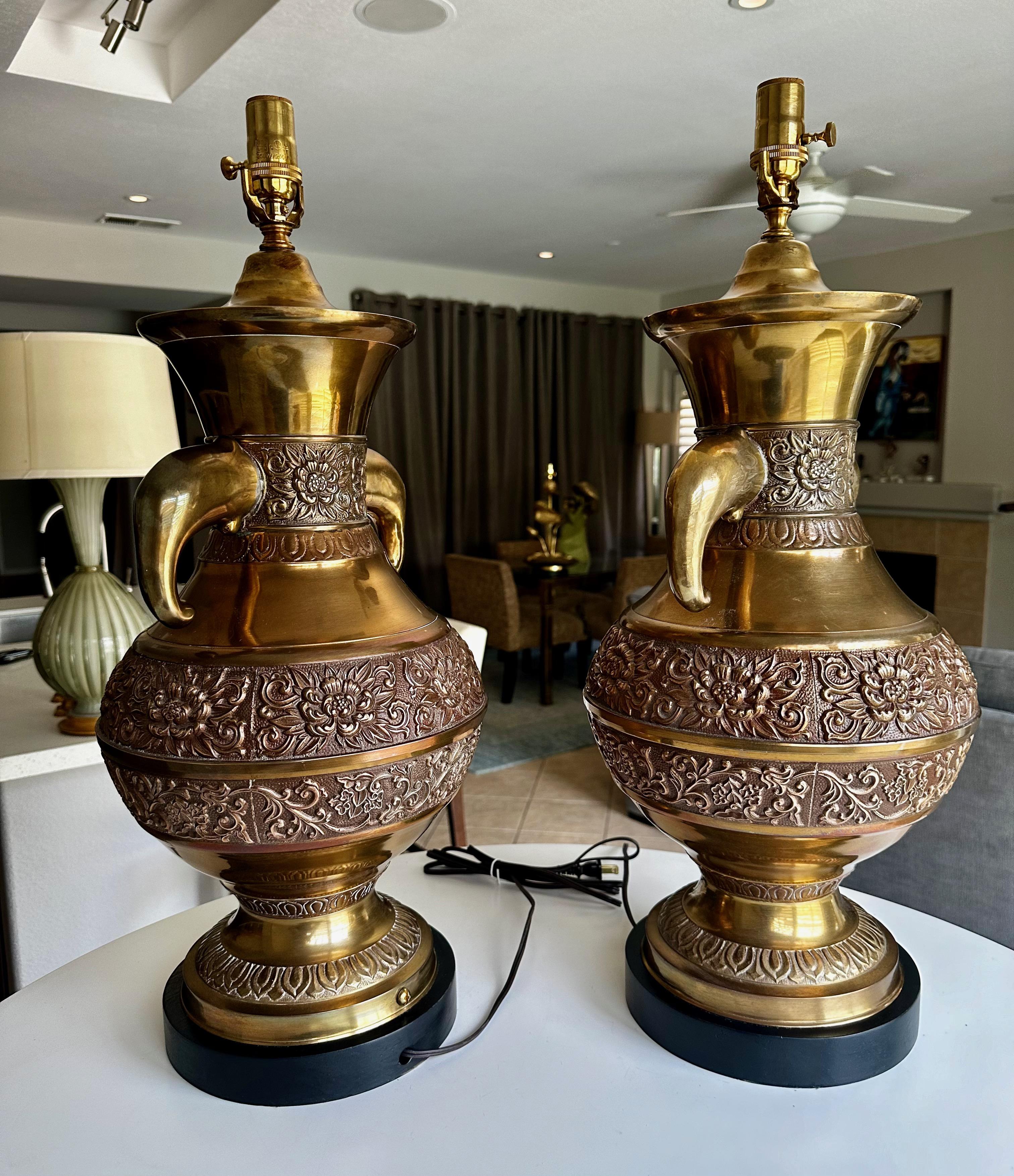 Milieu du XXe siècle Paire de lampes de table en laiton d'inspiration asiatique avec poignées d'éléphant de James Mont en vente