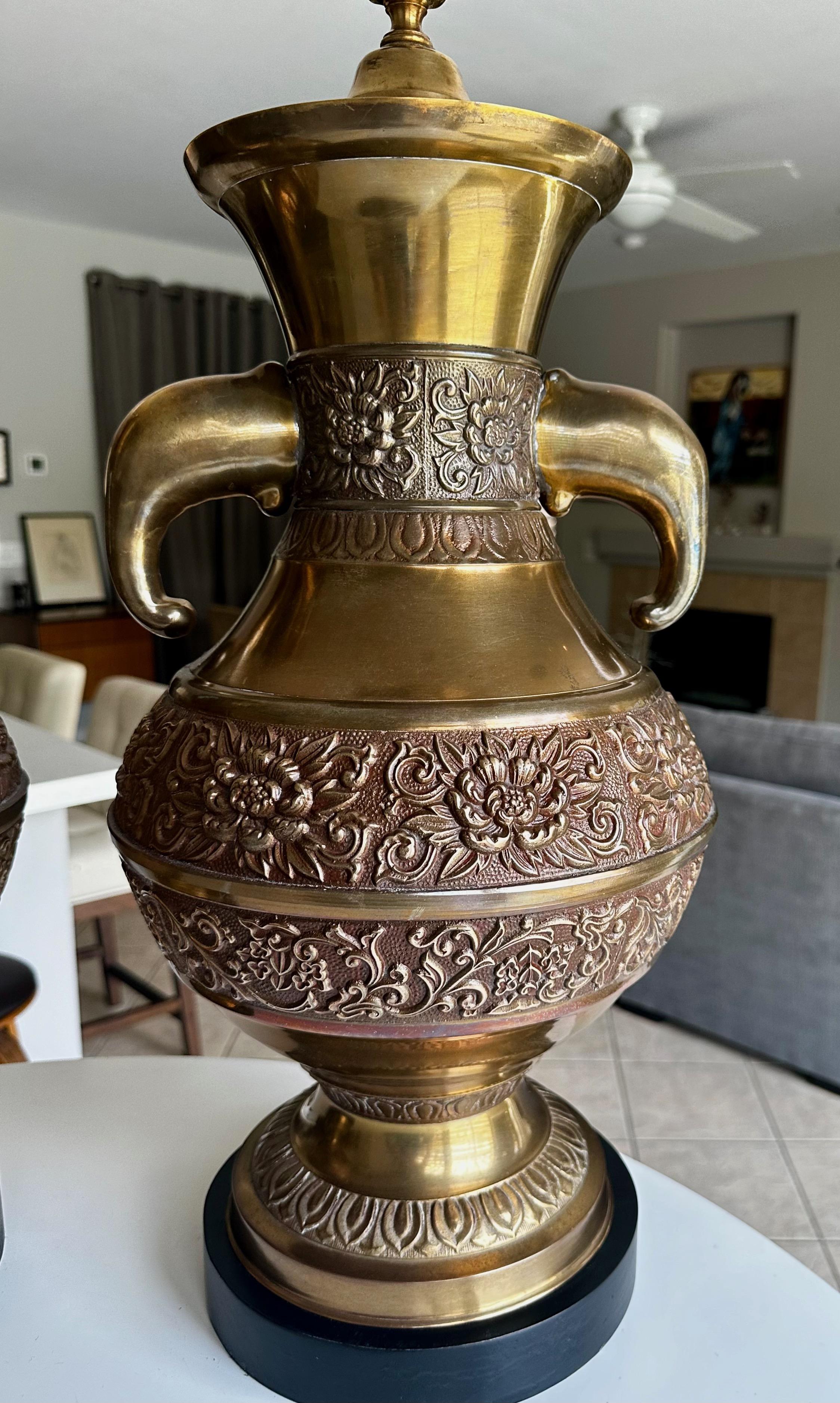 Laiton Paire de lampes de table en laiton d'inspiration asiatique avec poignées d'éléphant de James Mont en vente