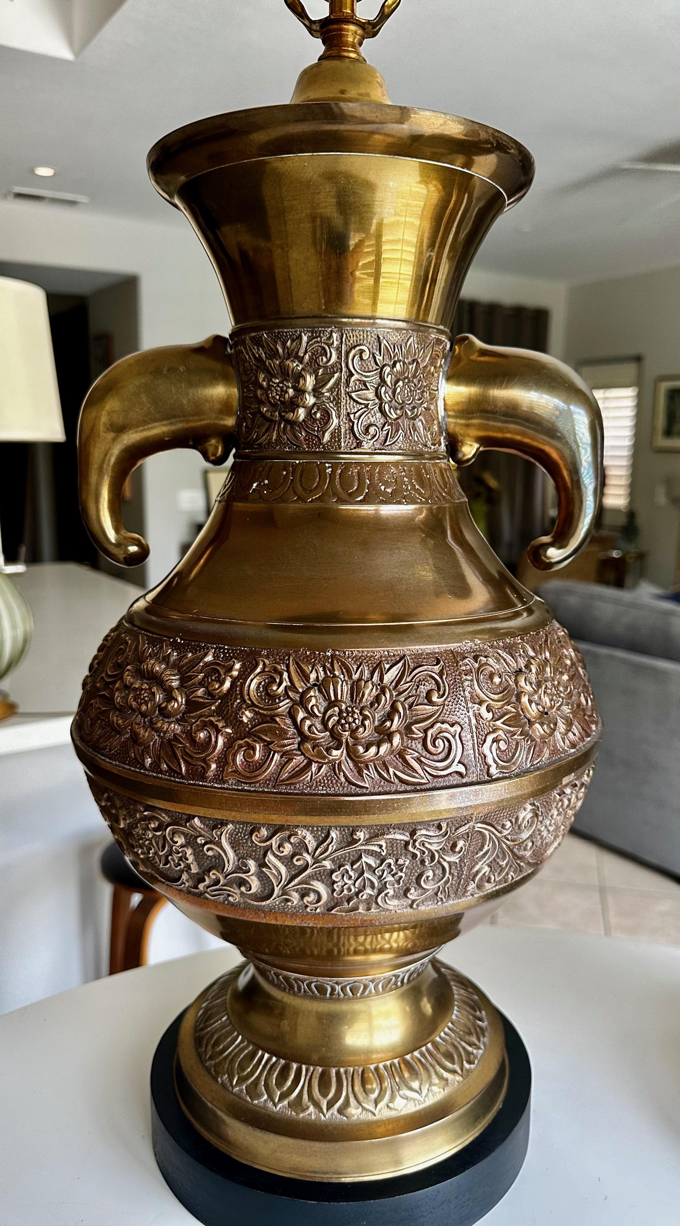 Paire de lampes de table en laiton d'inspiration asiatique avec poignées d'éléphant de James Mont en vente 1