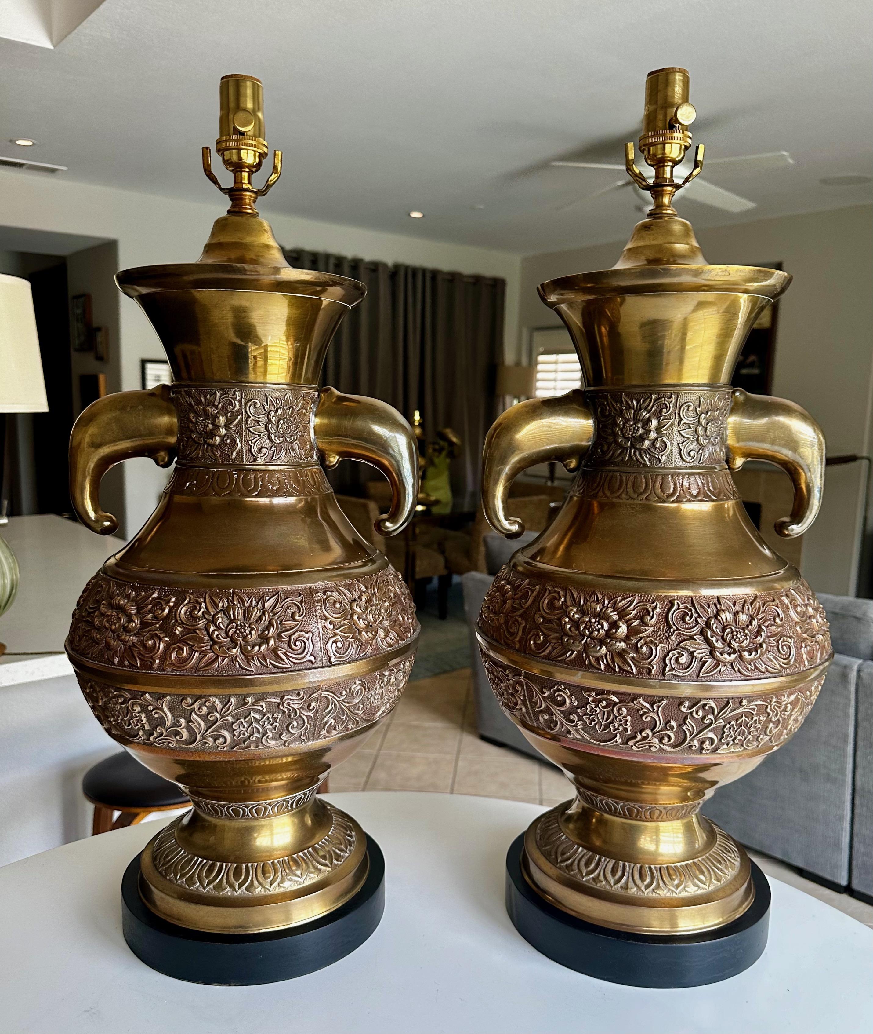 Paire de lampes de table en laiton d'inspiration asiatique avec poignées d'éléphant de James Mont en vente 2