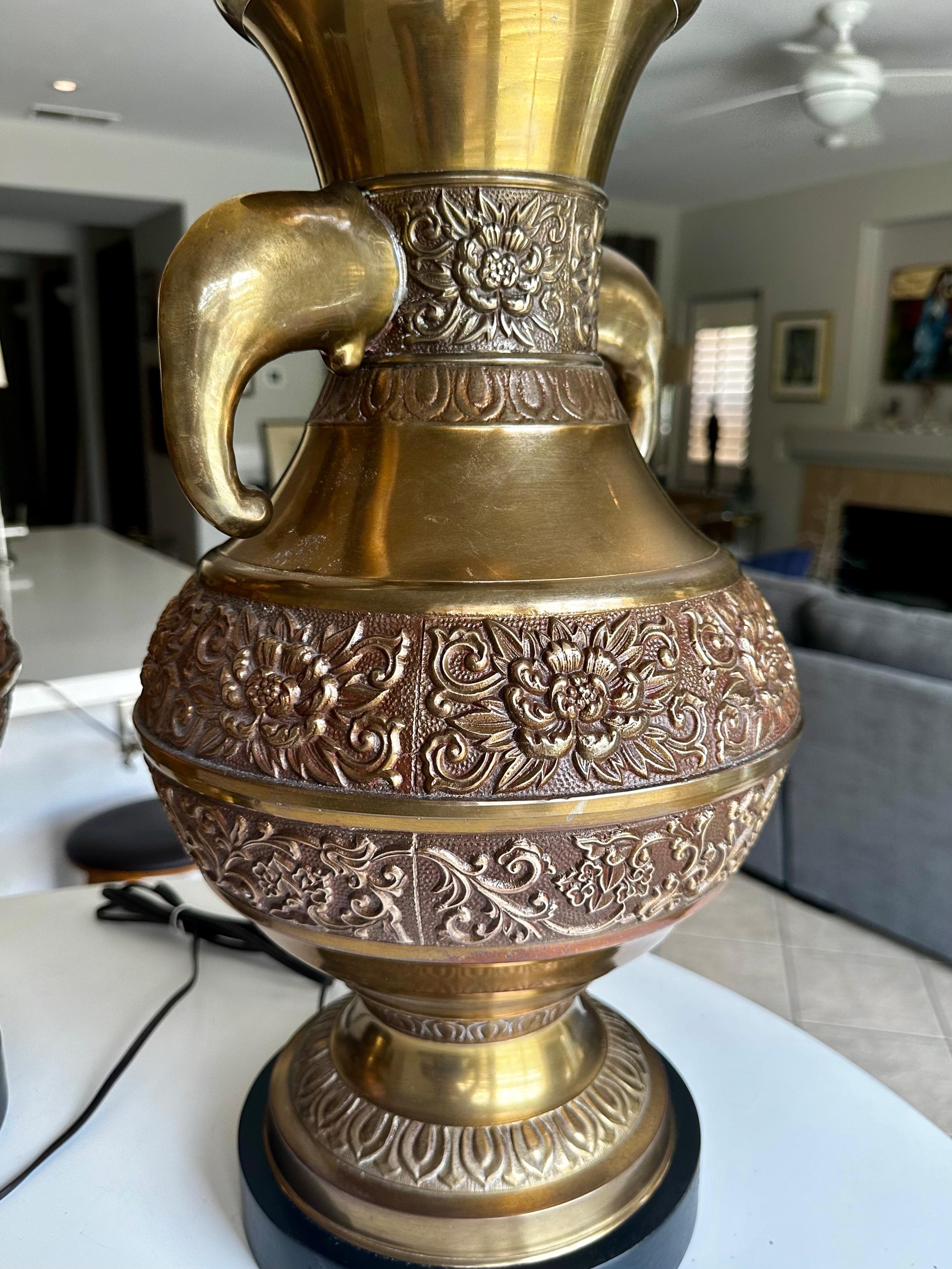 Paire de lampes de table en laiton d'inspiration asiatique avec poignées d'éléphant de James Mont en vente 3