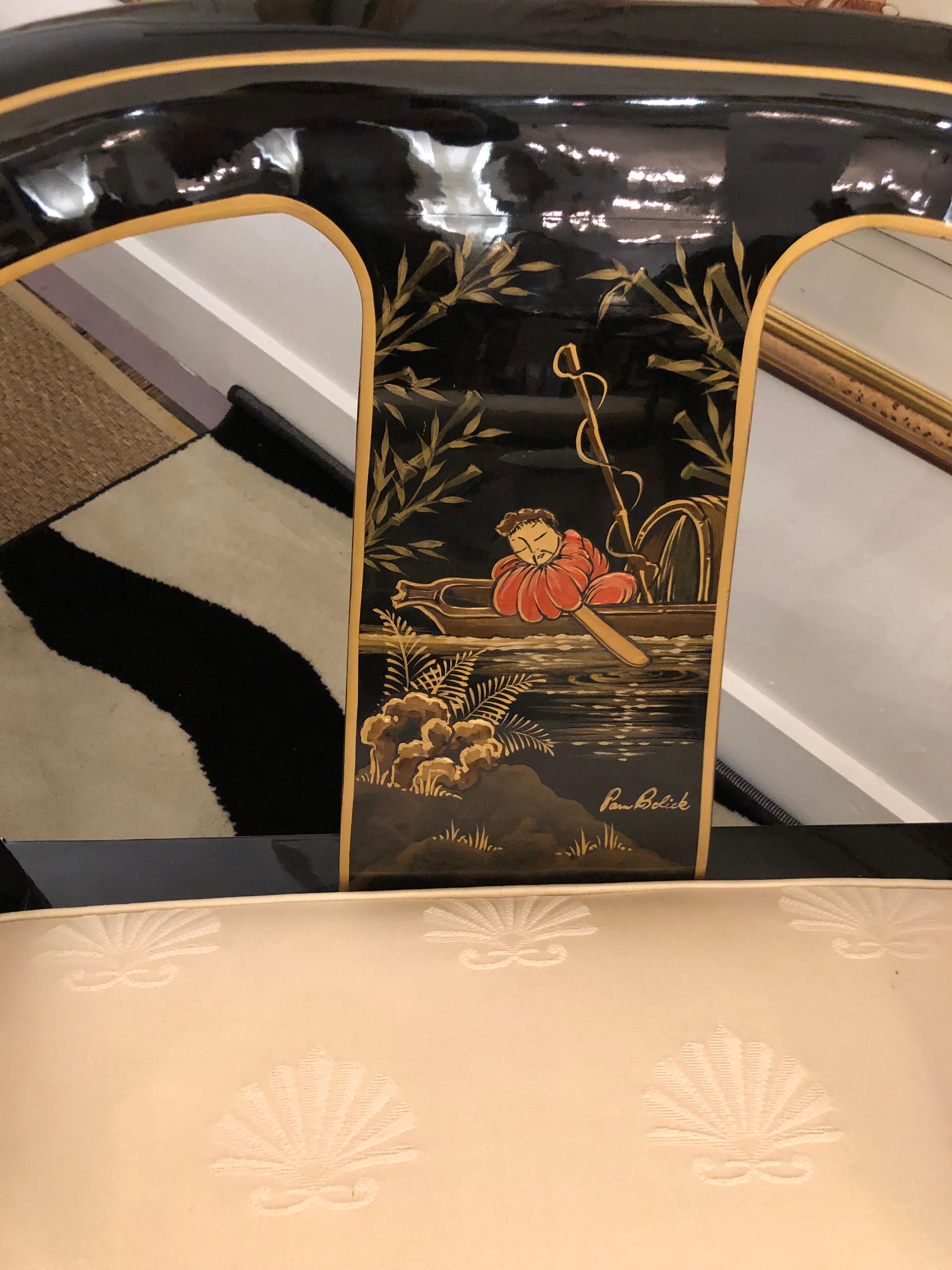 Sensationnelle paire de fauteuils club sculpturaux en forme de fer à cheval de style James Mont, assortis et vendus séparément. Laque noire brillante avec détails en laiton et décorations asiatiques en rouge et or. Les sièges sont en damas