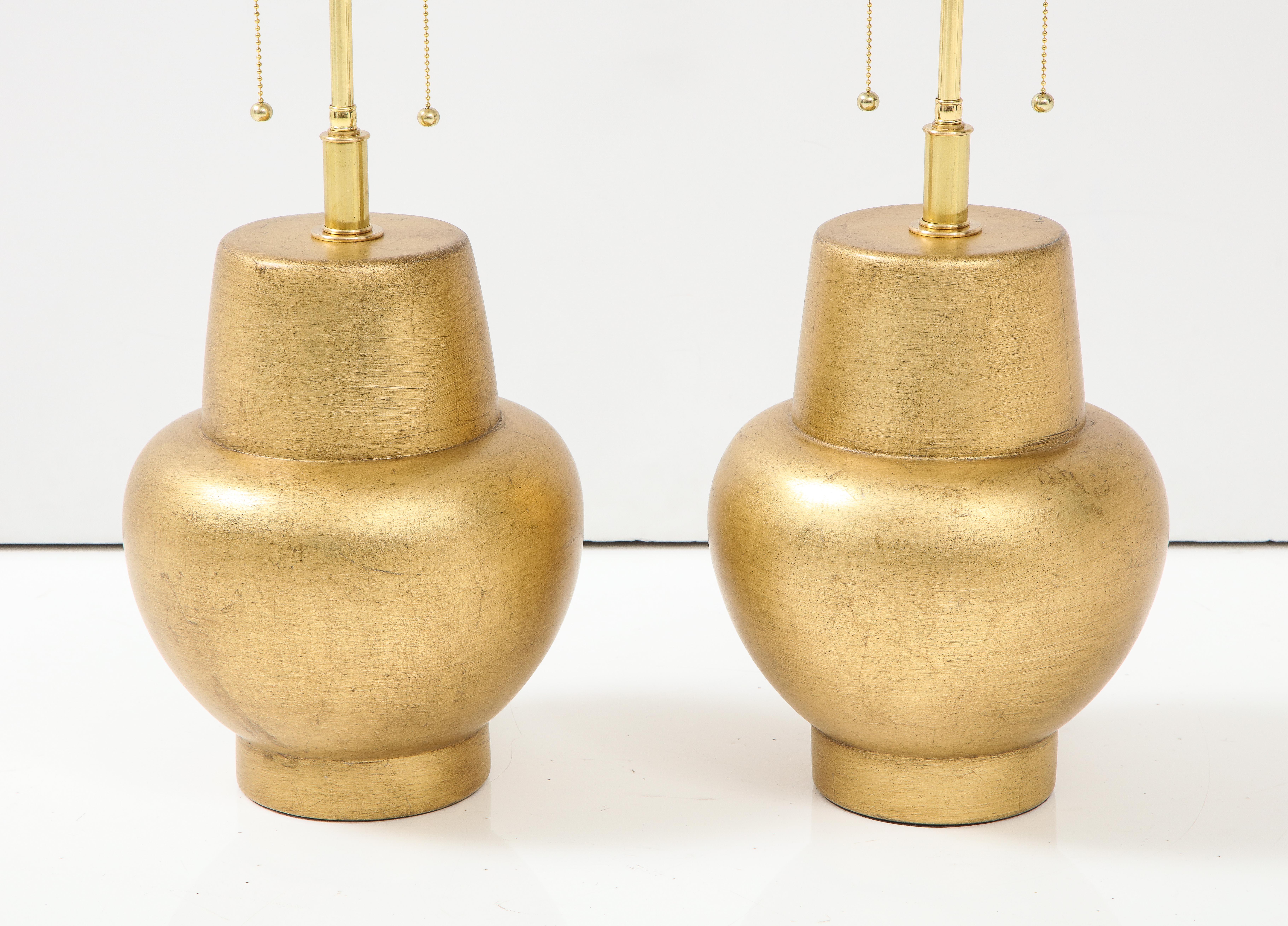 Paar JAMES MONT Design-Lampen aus vergoldetem Leder (Mitte des 20. Jahrhunderts) im Angebot