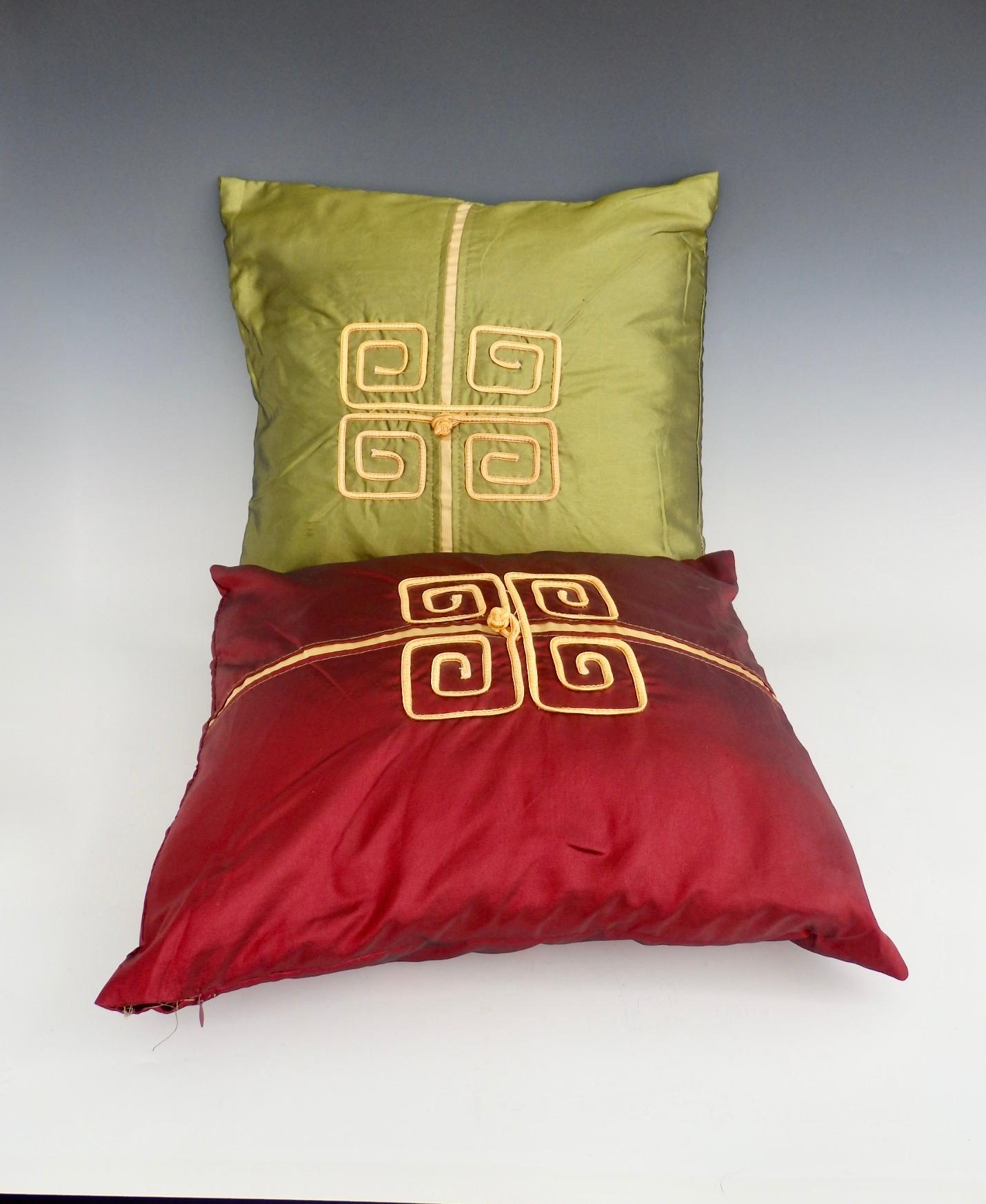 Soie Paire de coussins décoratifs de style Hollywood Regency de l'époque James Mont en vente
