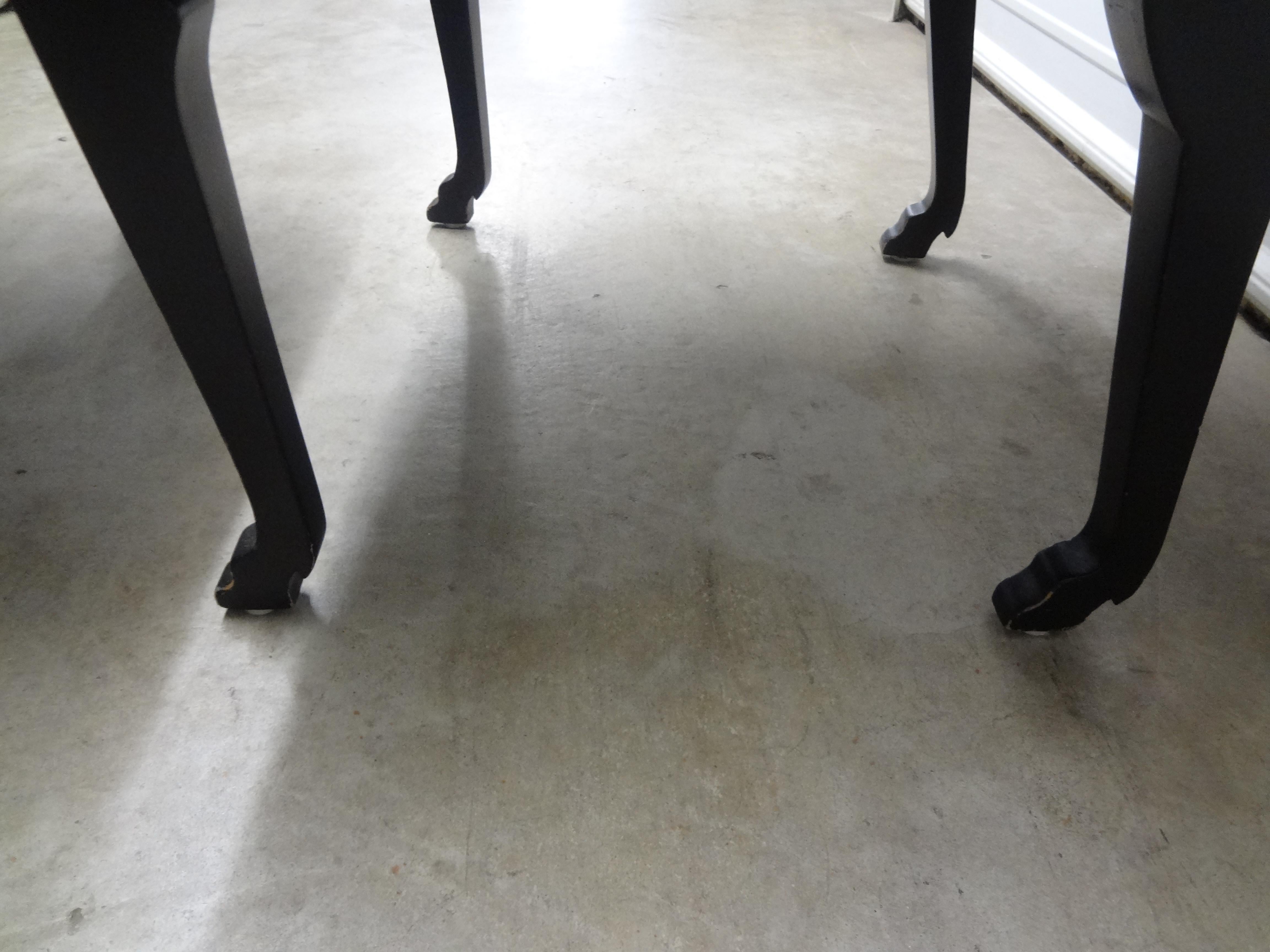 Paire de chaises longues ébonisées de style étrusque de Grosfeld House avec pieds en sabot en vente 3