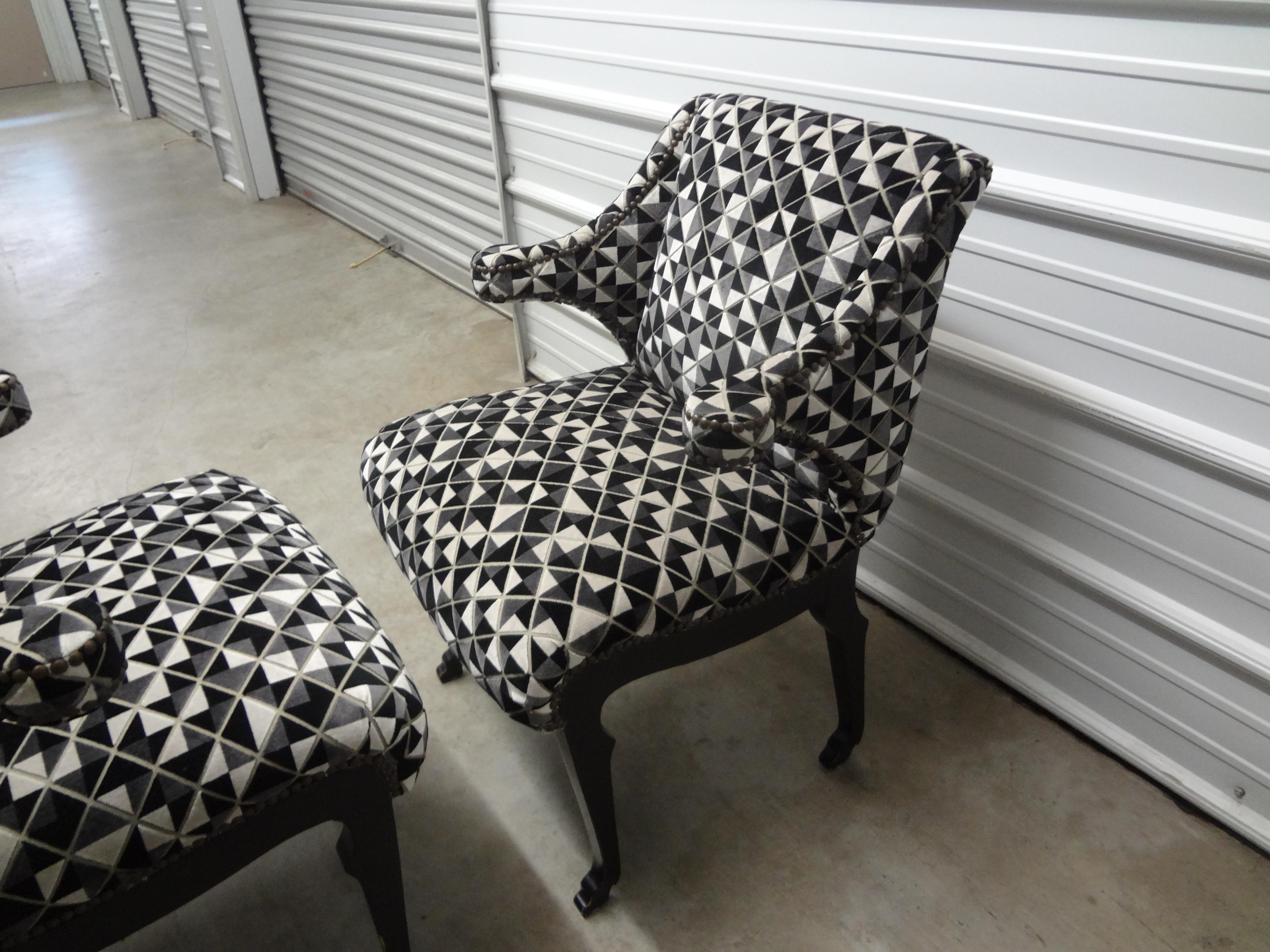 Paire de chaises longues ébonisées de style étrusque de Grosfeld House avec pieds en sabot en vente 5