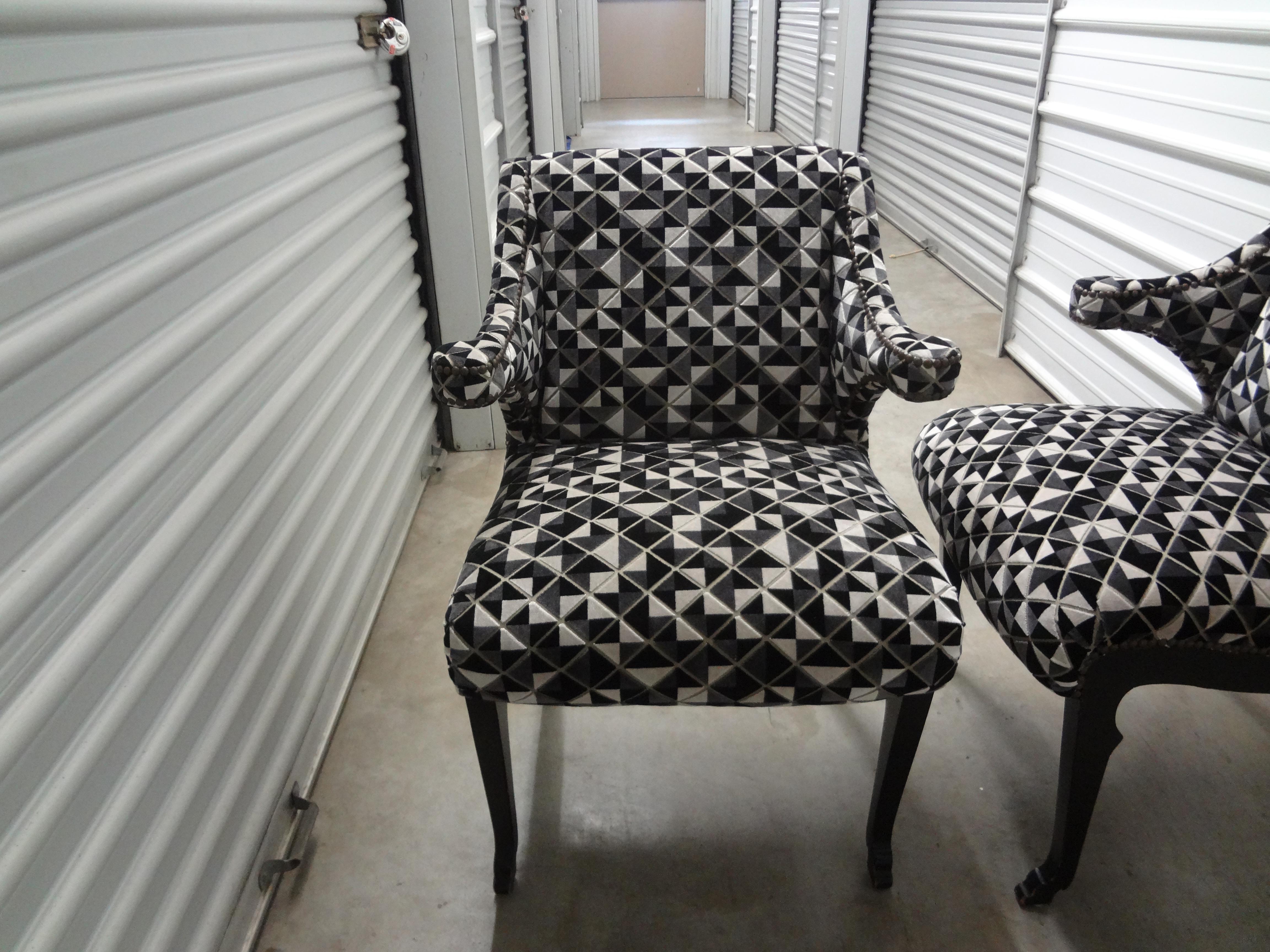 Ébénisé Paire de chaises longues ébonisées de style étrusque de Grosfeld House avec pieds en sabot en vente