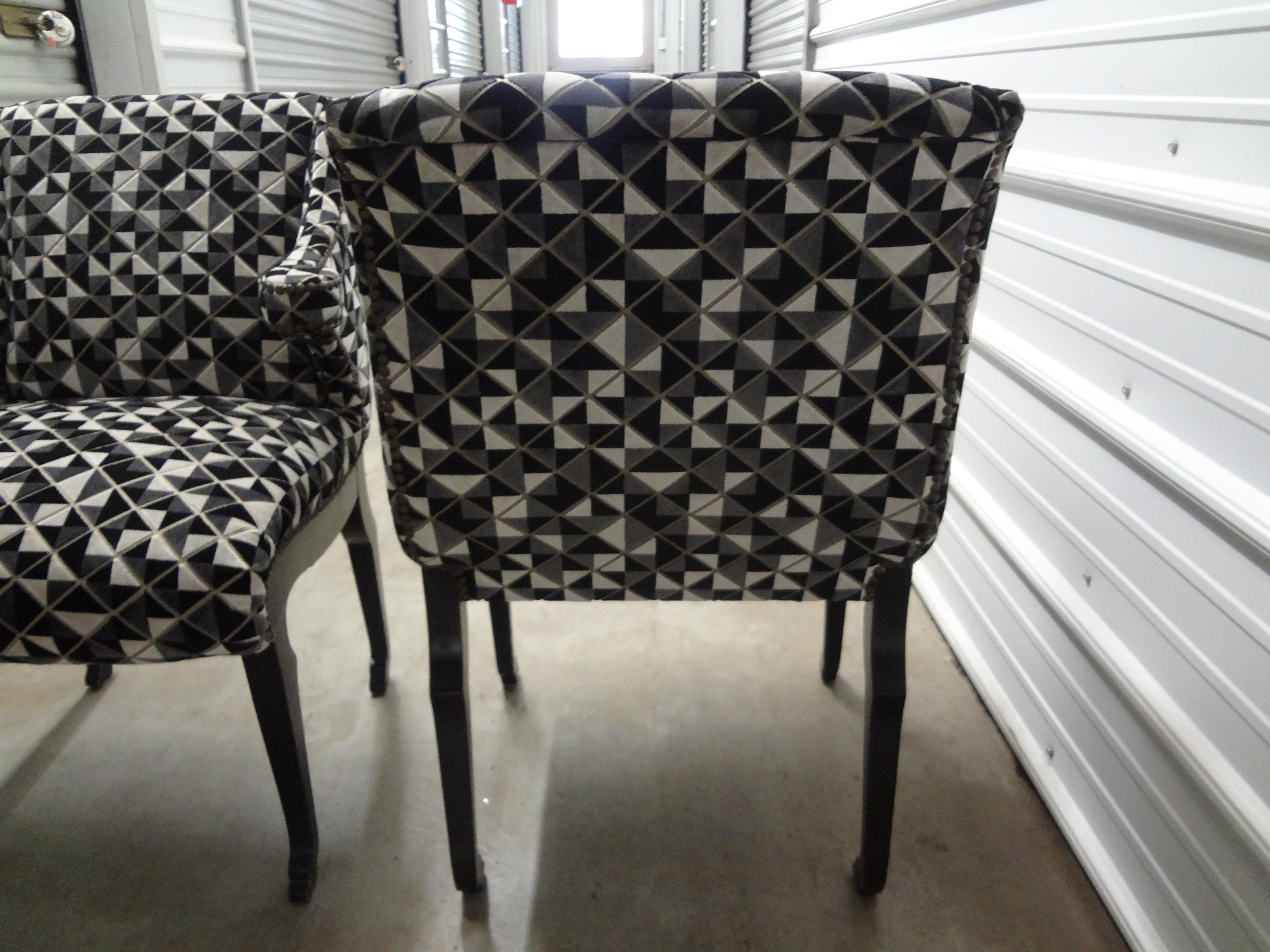 20ième siècle Paire de chaises longues ébonisées de style étrusque de Grosfeld House avec pieds en sabot en vente