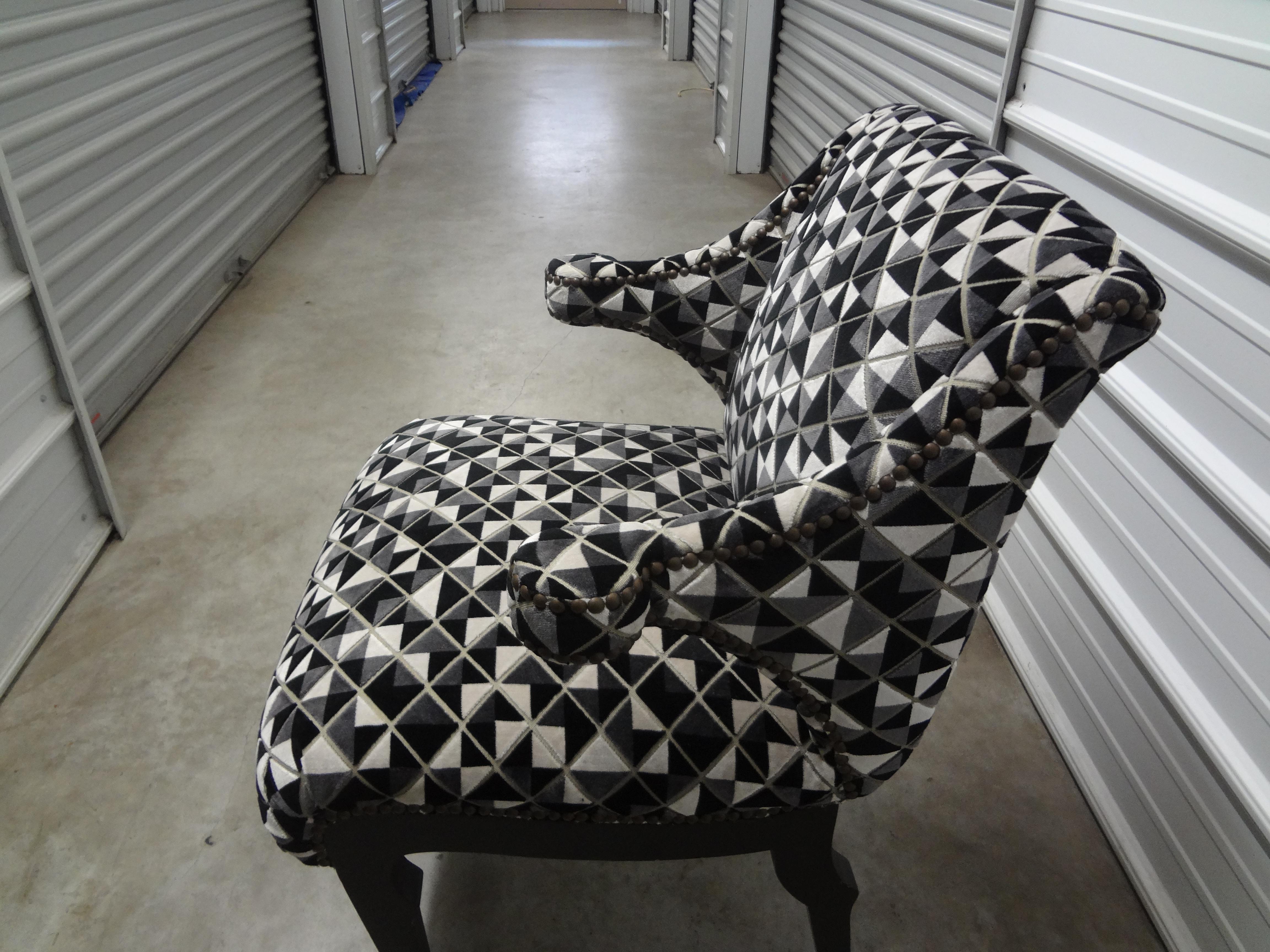 Velours Paire de chaises longues ébonisées de style étrusque de Grosfeld House avec pieds en sabot en vente