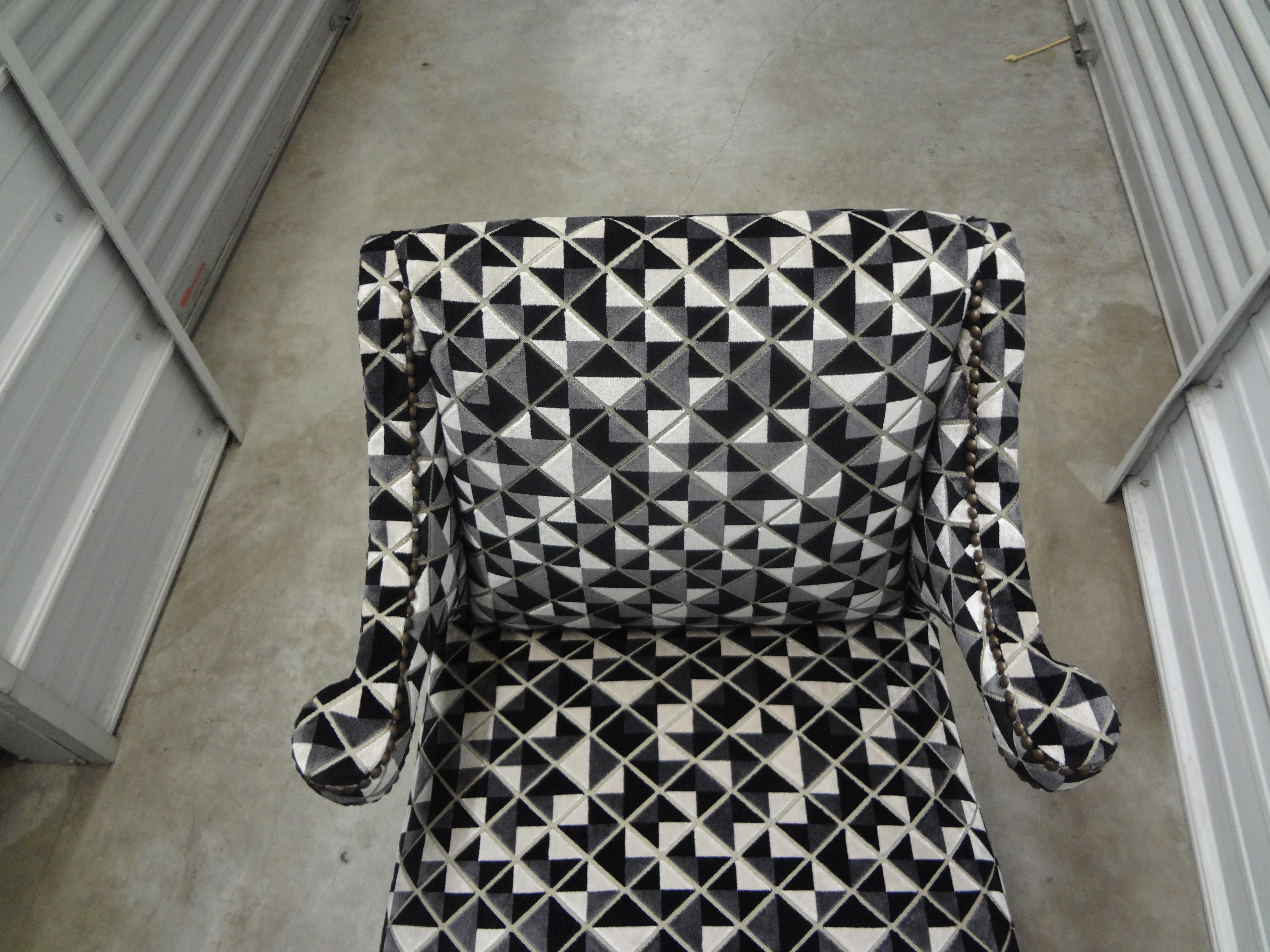 Paire de chaises longues ébonisées de style étrusque de Grosfeld House avec pieds en sabot en vente 1
