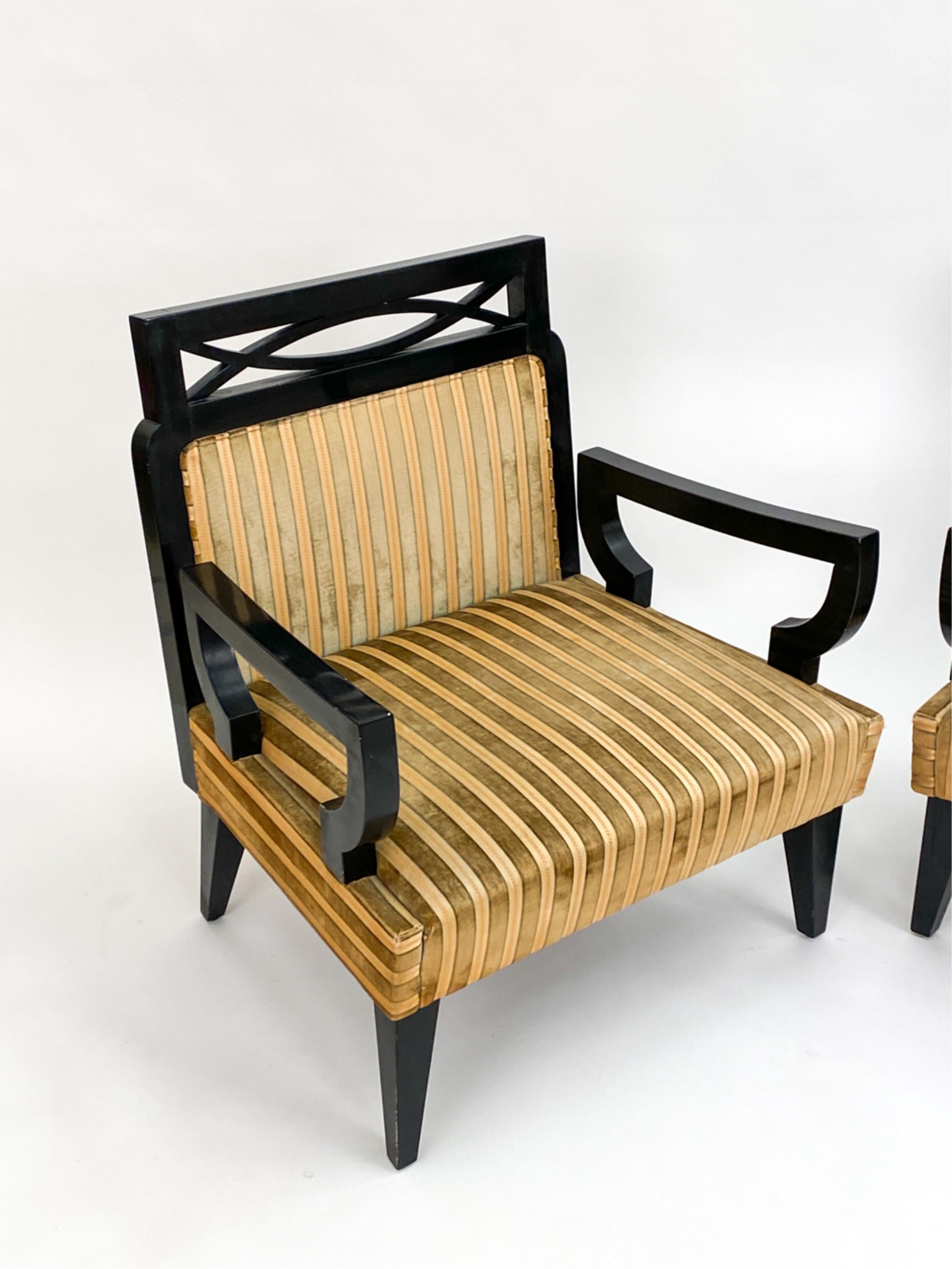 Dieses auffällige Paar Loungesessel wurde von dem unnachahmlichen James Mont entworfen, einem Meister des Hollywood Regency und des asiatisch inspirierten Designs aus der Mitte des 20. Diese Stühle, die von der kühnen Ästhetik und dem theatralischen