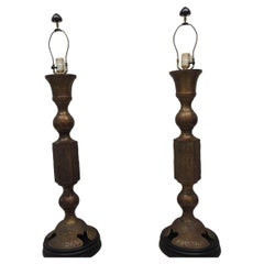 Zwei große James Mont Tischlampen aus Messing auf Holzsockel
