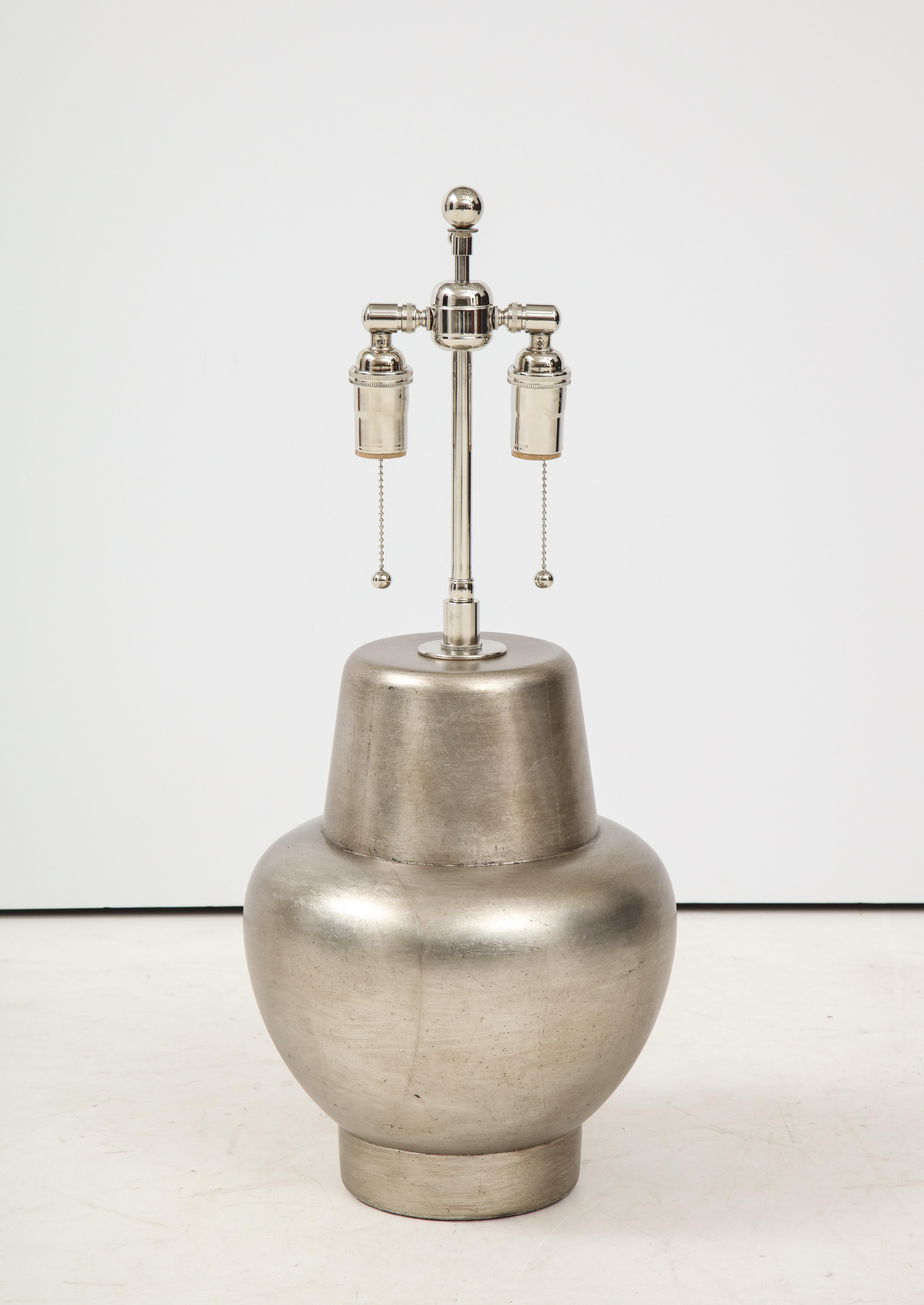 Mid-Century Modern Paire de lampes en cuir argenté de James Mont en vente
