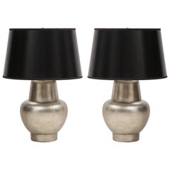 Paar James Mont-Lampen mit silbernem Lederbezug
