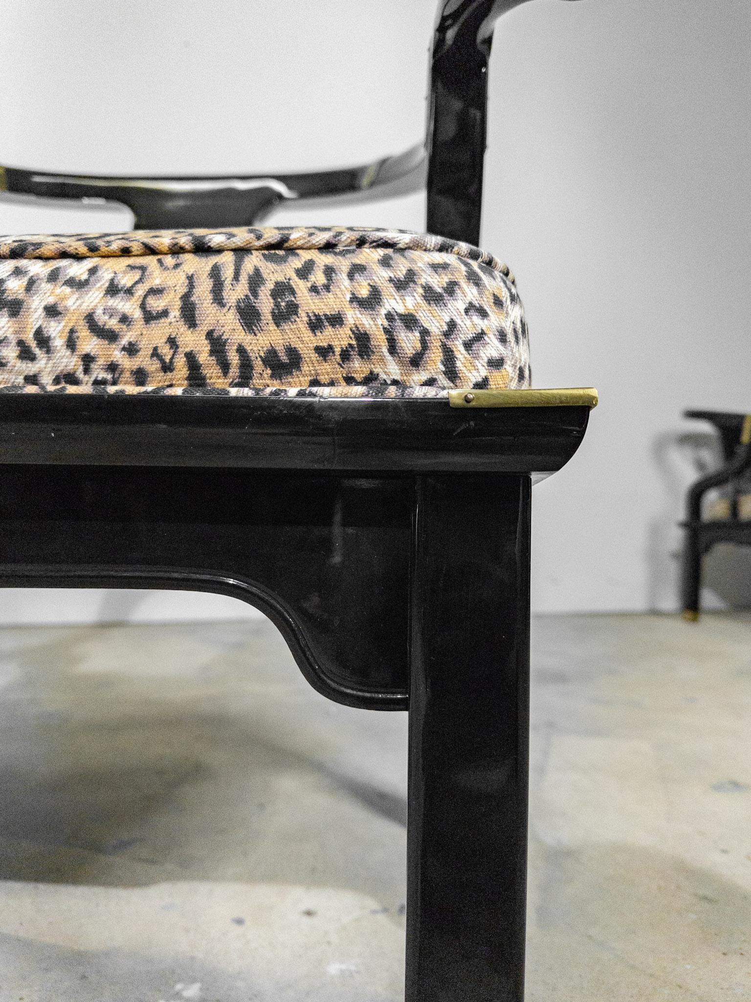 Paire de chaises longues à dossier en fer à cheval, laquées noir, de style James Mont ; 2 paires en vente 4