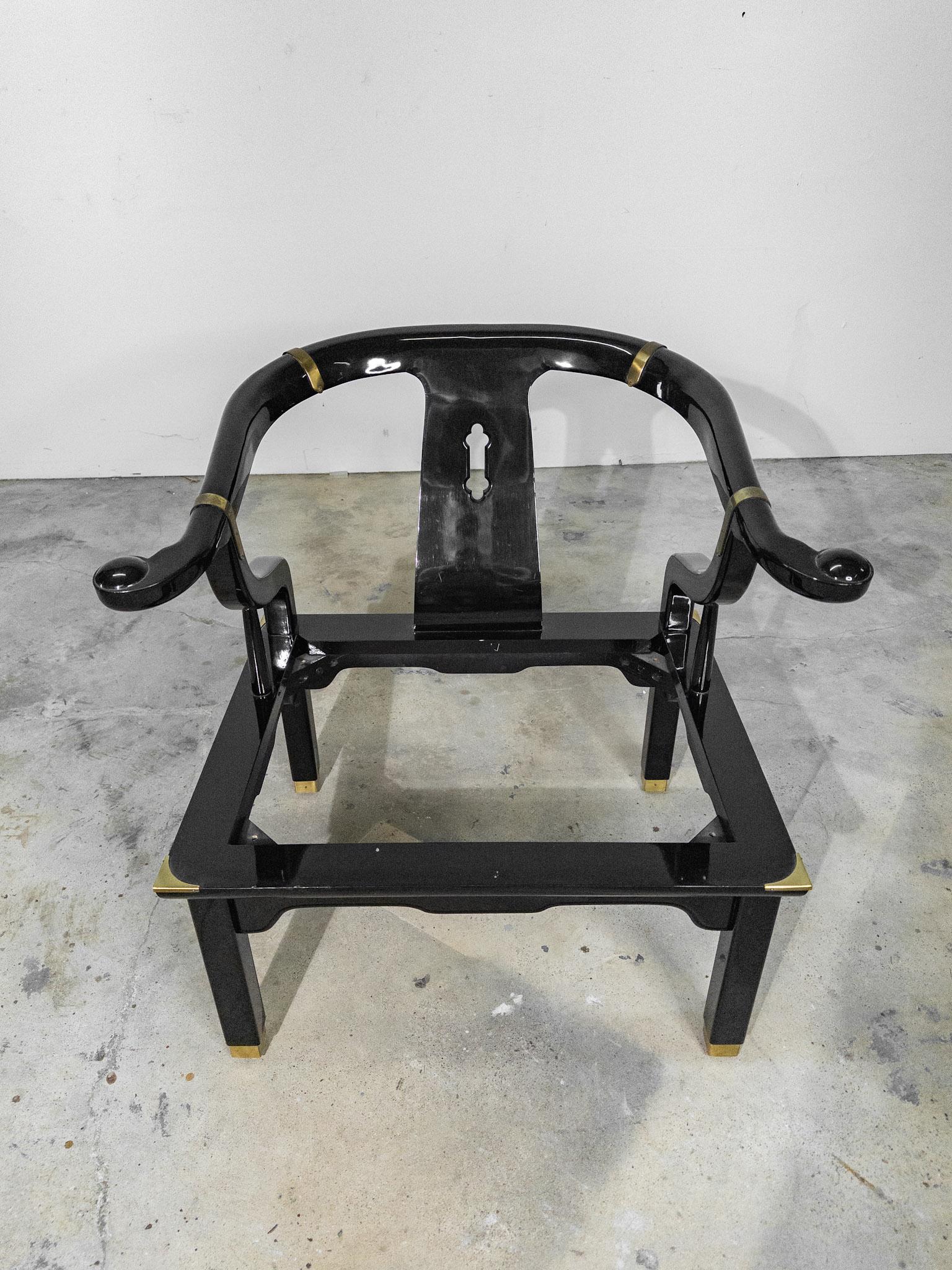Paire de chaises longues à dossier en fer à cheval, laquées noir, de style James Mont ; 2 paires en vente 5