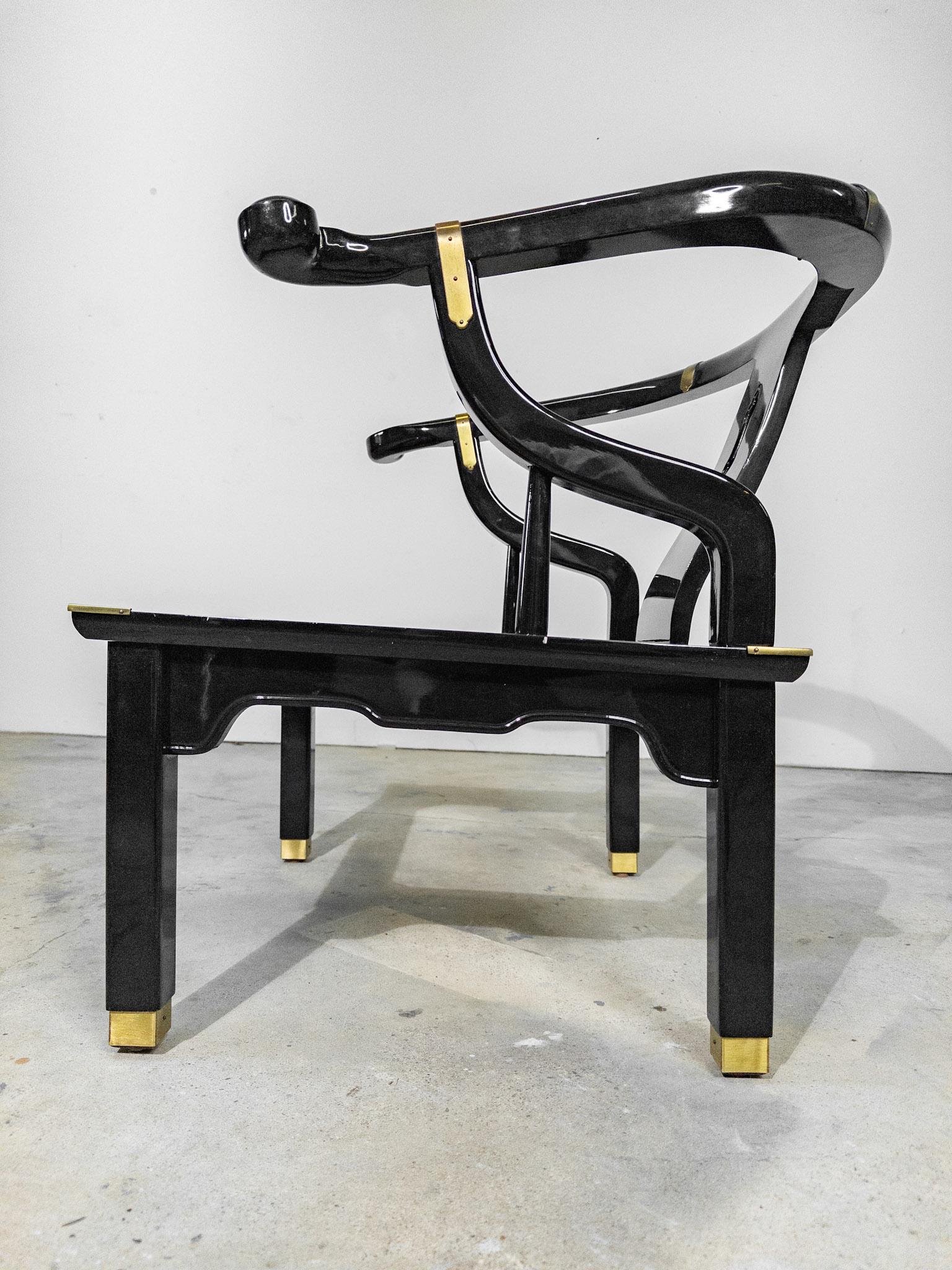 Paire de chaises longues à dossier en fer à cheval, laquées noir, de style James Mont ; 2 paires en vente 6