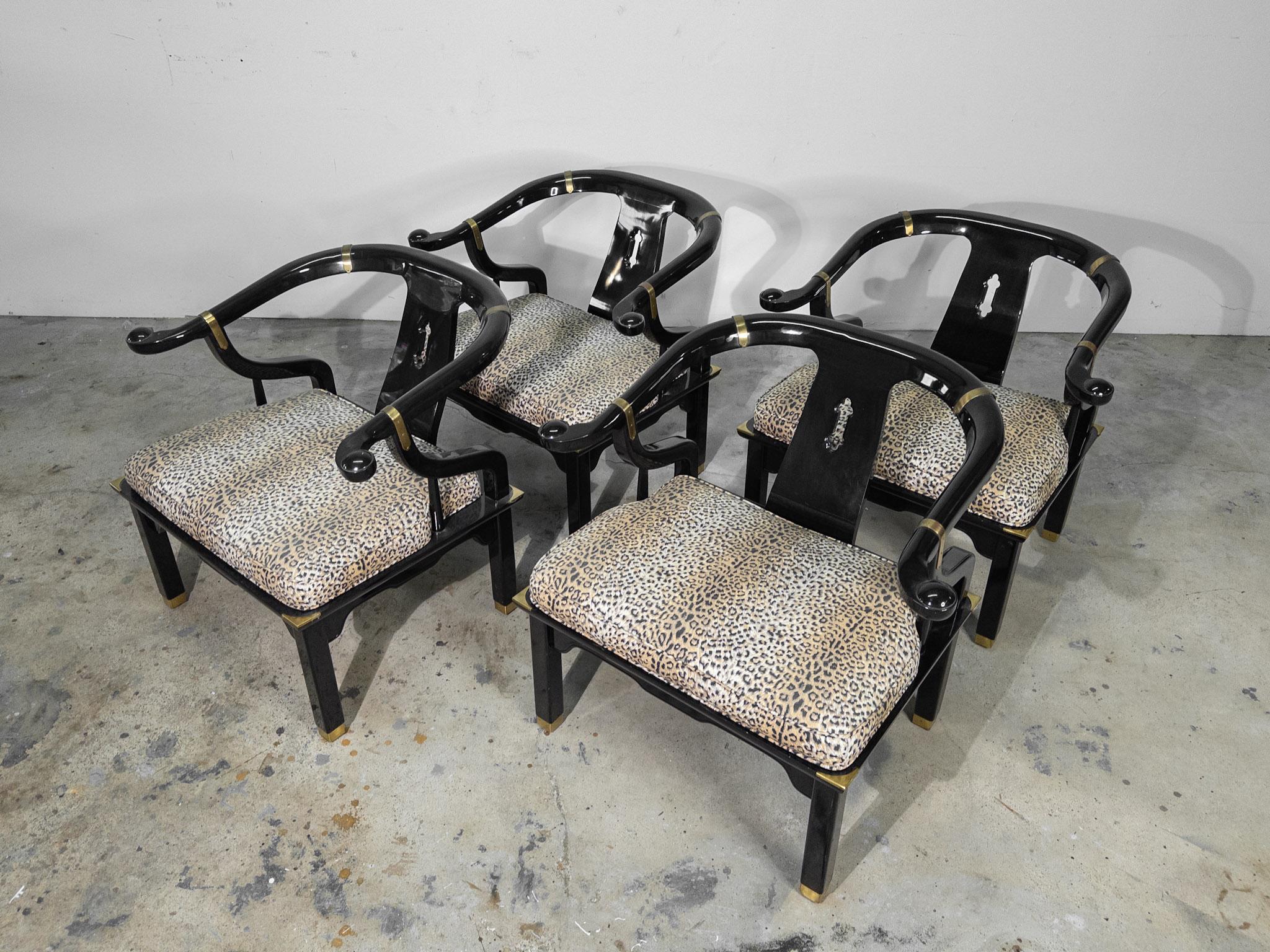 La paire de chaises longues à dossier en fer à cheval laqué noir de style James Mont est un mélange étonnant des styles Ming, mid-century modern et Hollywood Regency, reflétant une élégance intemporelle et une sophistication audacieuse. Avec deux