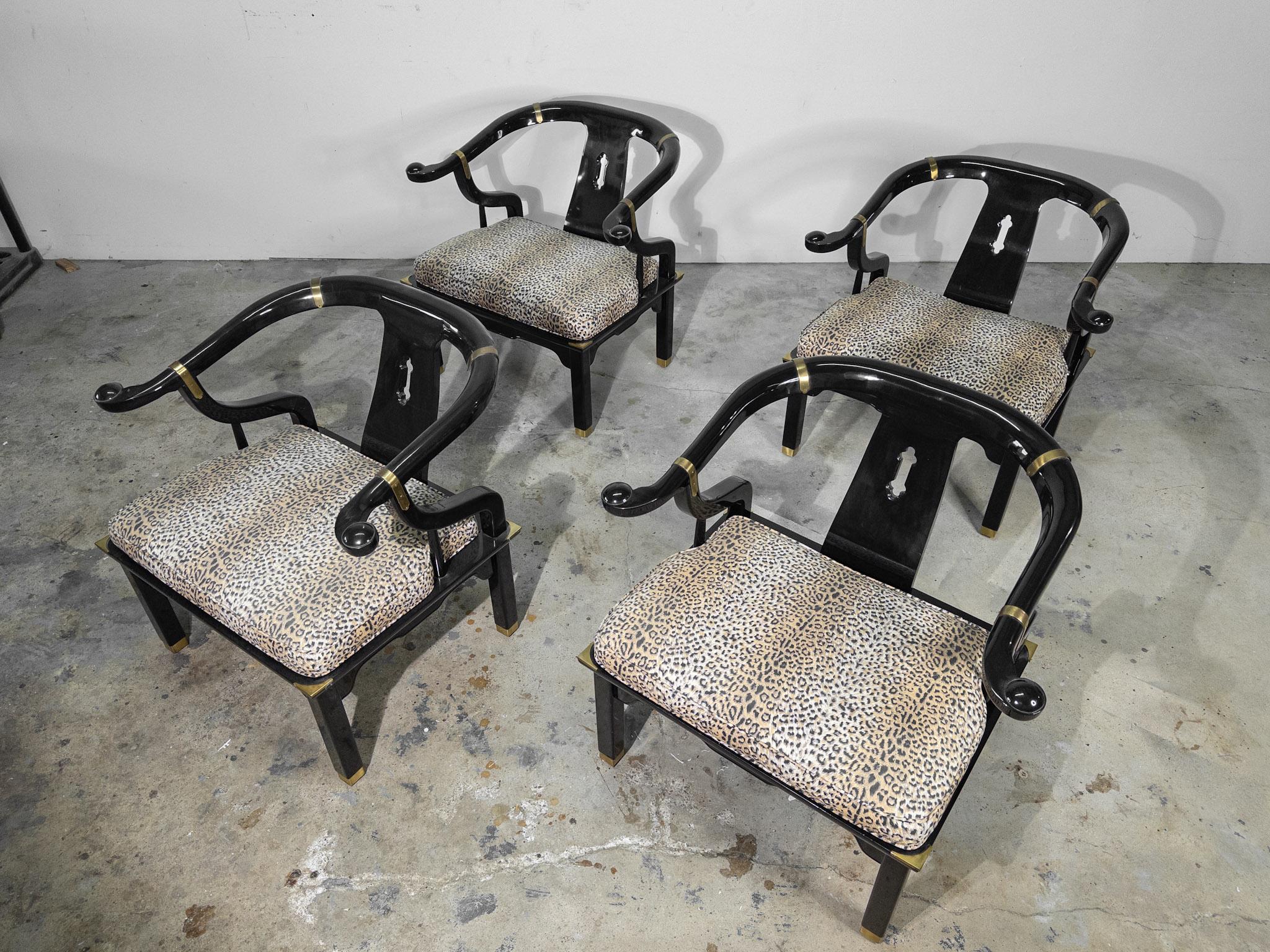 Mid-Century Modern Paire de chaises longues à dossier en fer à cheval, laquées noir, de style James Mont ; 2 paires en vente