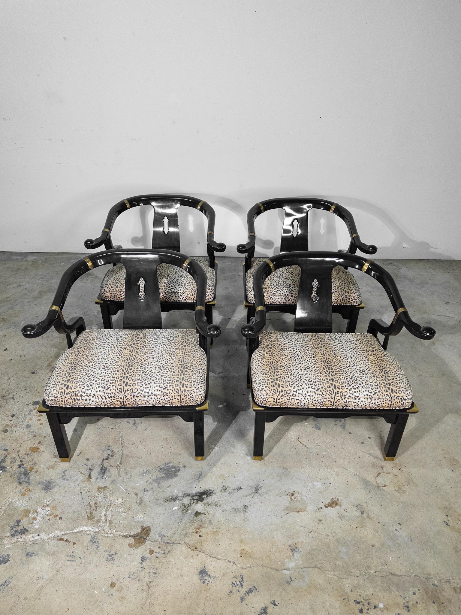 Américain Paire de chaises longues à dossier en fer à cheval, laquées noir, de style James Mont ; 2 paires en vente