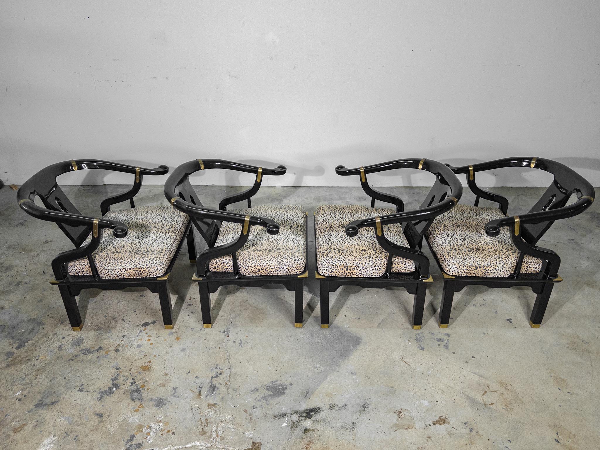 Paire de chaises longues à dossier en fer à cheval, laquées noir, de style James Mont ; 2 paires Bon état - En vente à Houston, TX