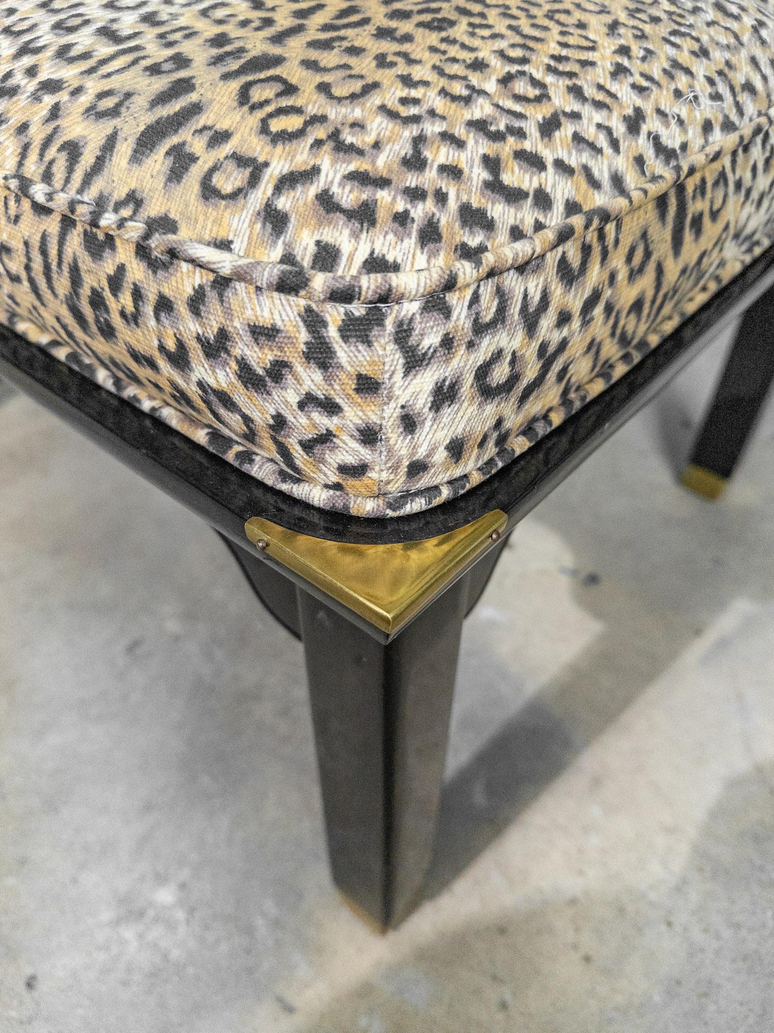 Paire de chaises longues à dossier en fer à cheval, laquées noir, de style James Mont ; 2 paires en vente 2
