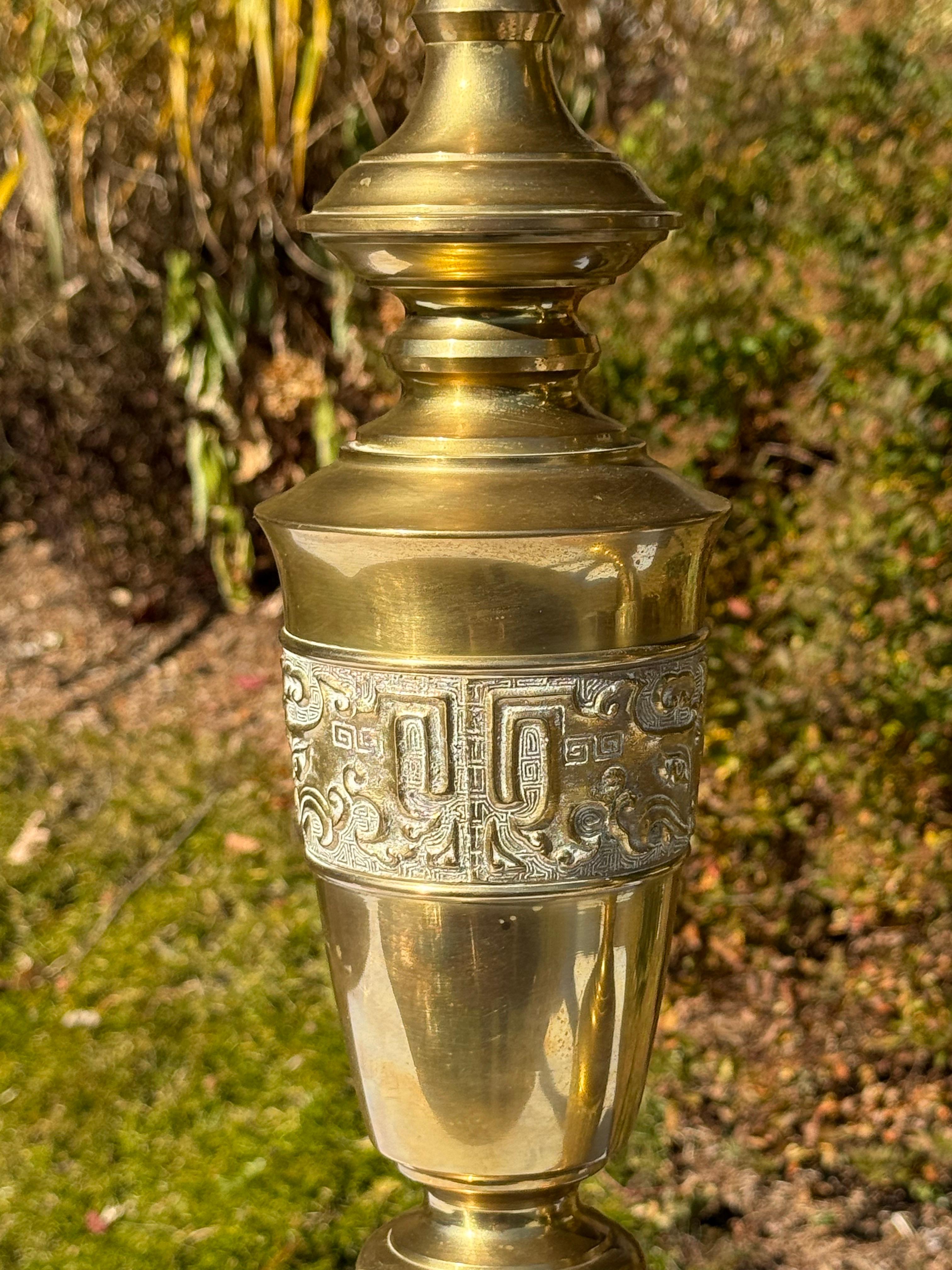 Paire de lampes chinoiseries en laiton de style James Mont en vente 2