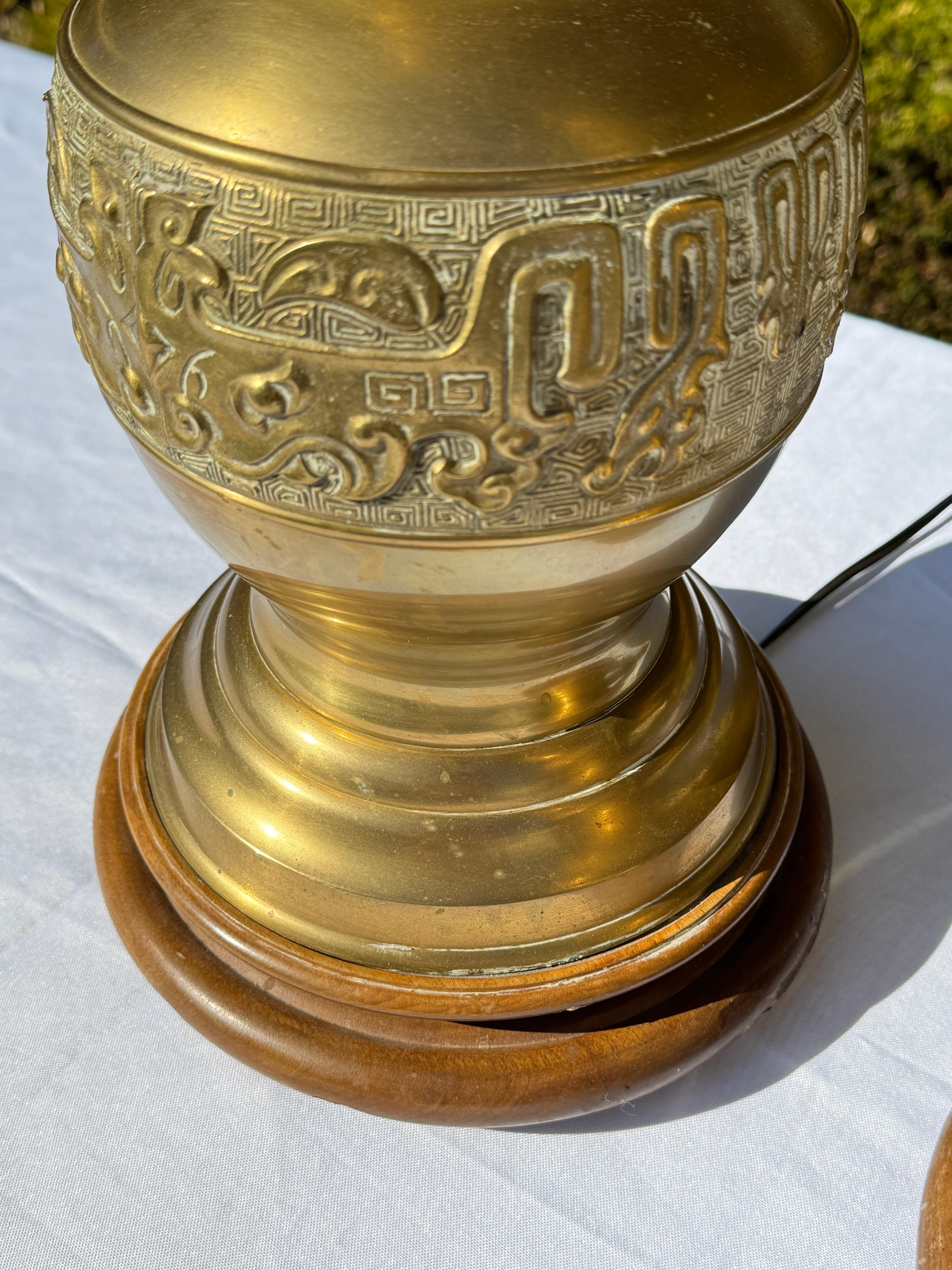 Paire de lampes chinoiseries en laiton de style James Mont en vente 3
