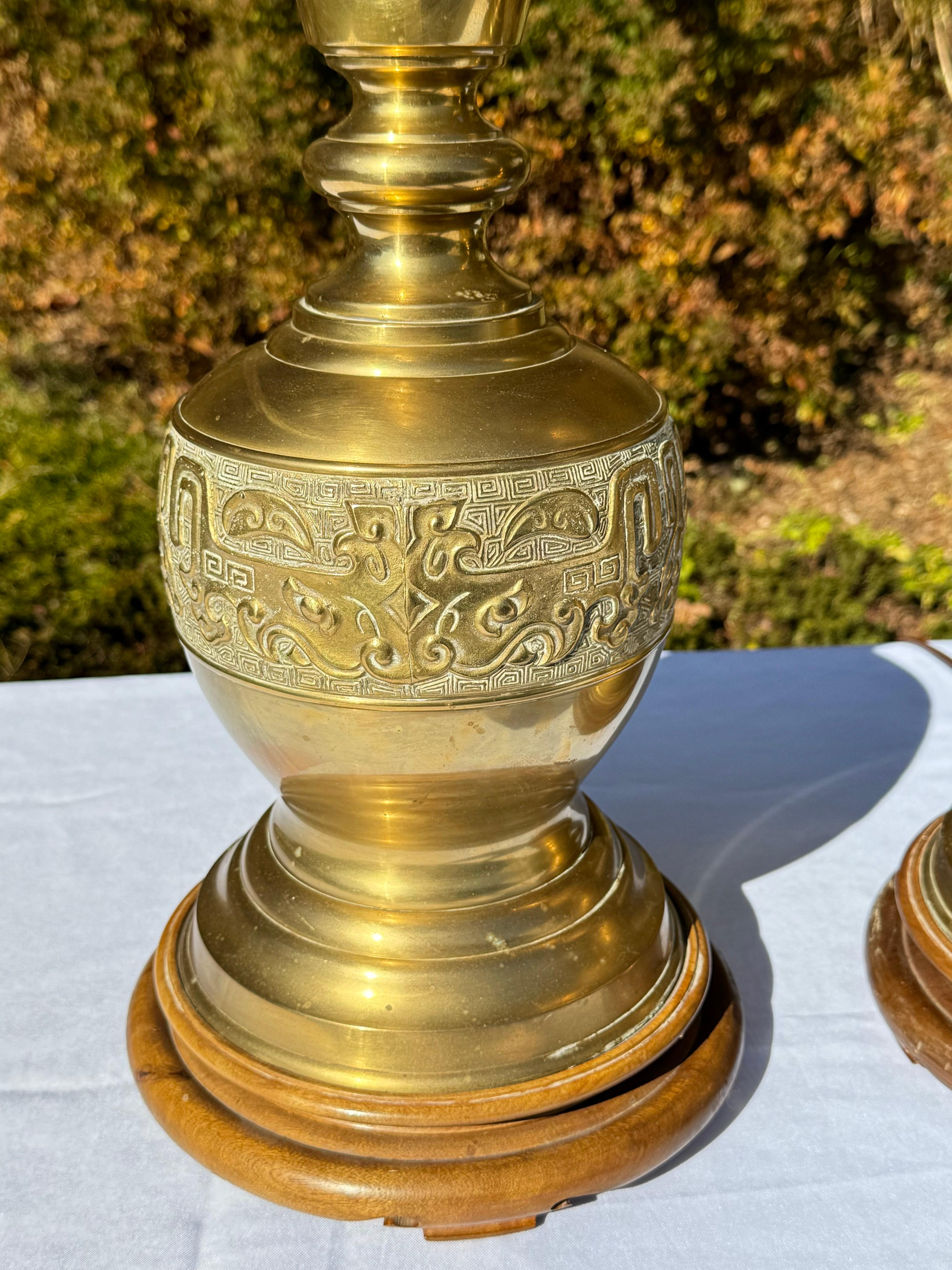 Paire de lampes chinoiseries en laiton de style James Mont en vente 6