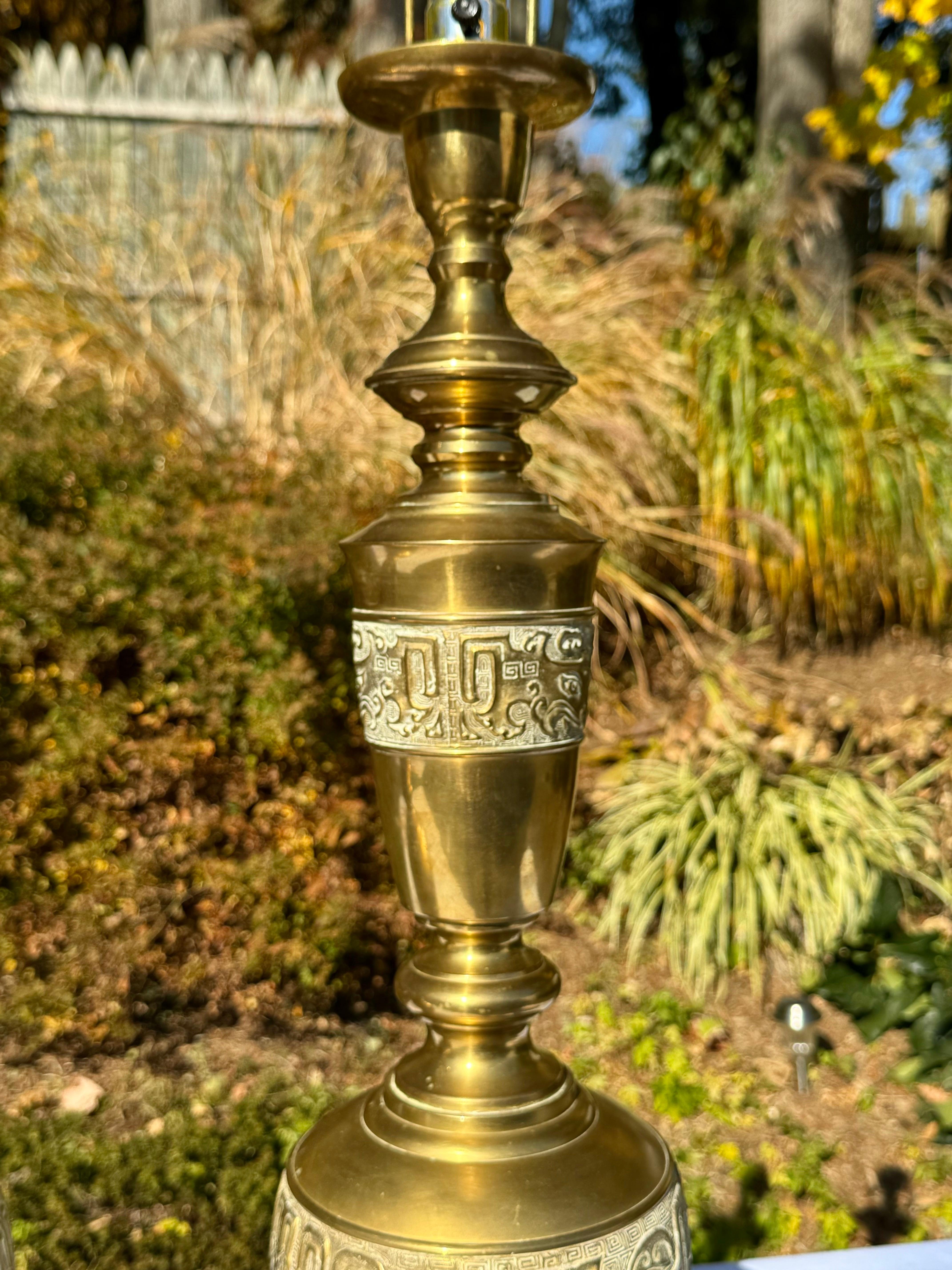 Paire de lampes chinoiseries en laiton de style James Mont en vente 7