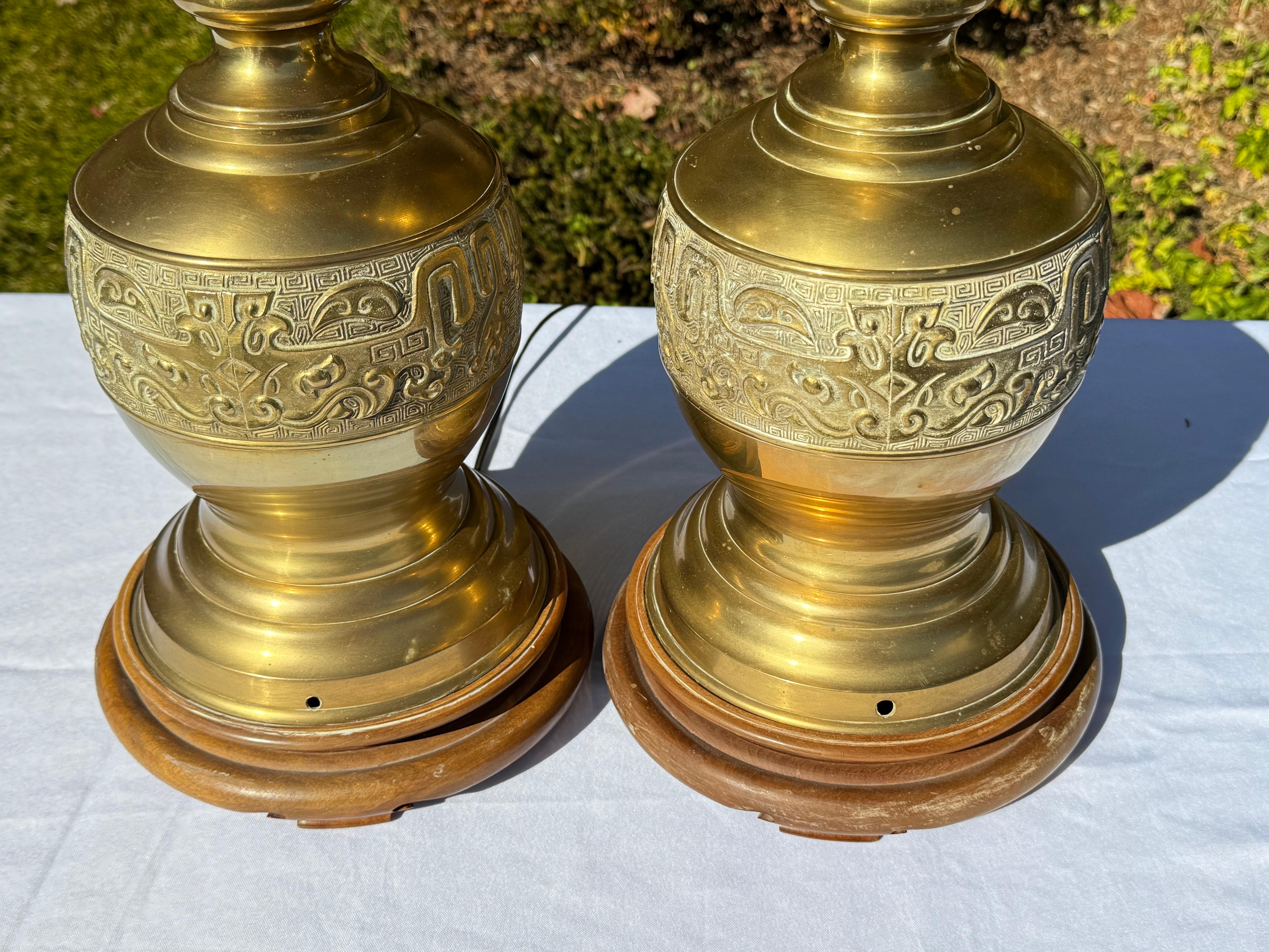 Paire de lampes chinoiseries en laiton de style James Mont en vente 12