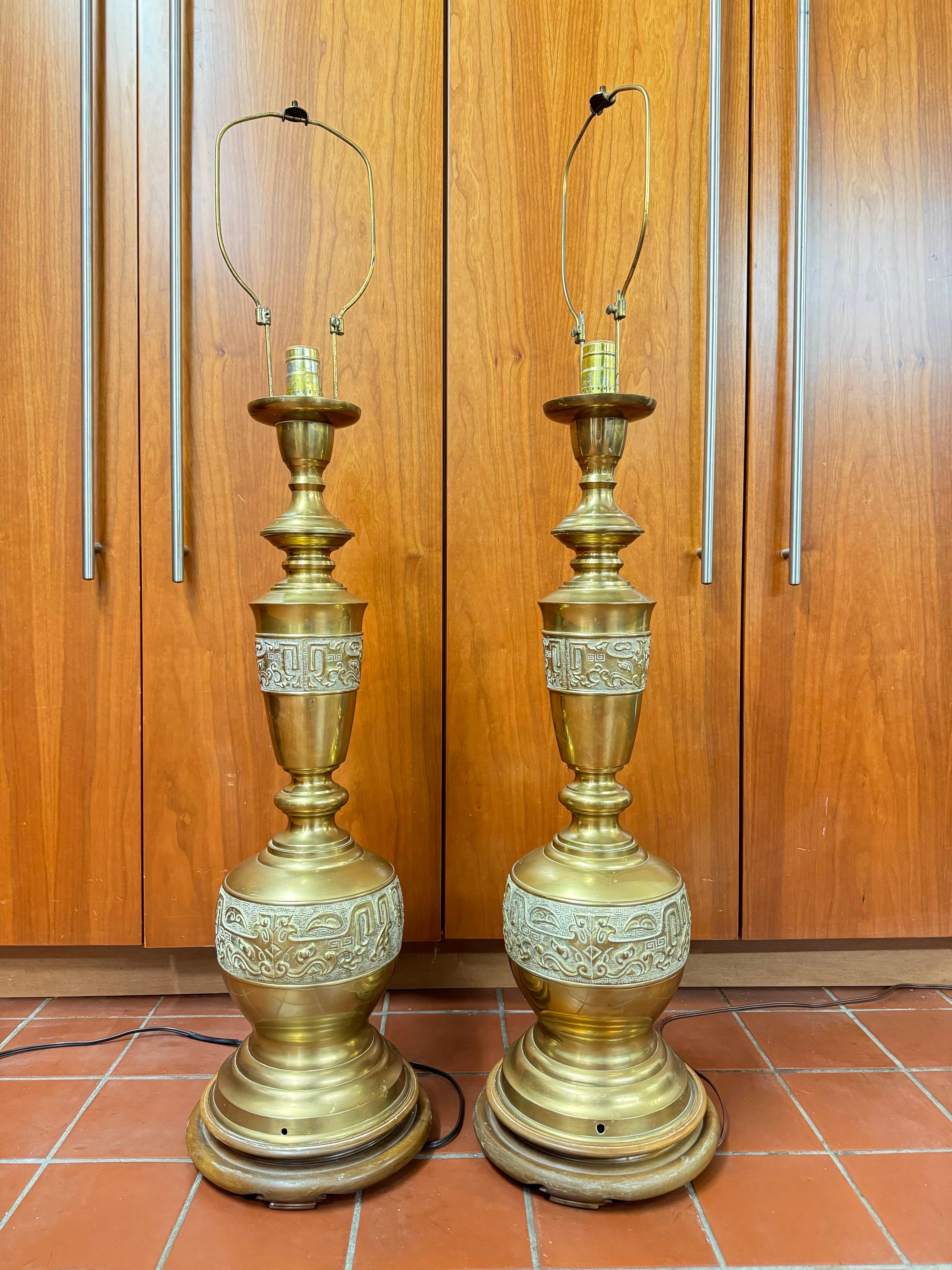 Chinoiseries Paire de lampes chinoiseries en laiton de style James Mont en vente