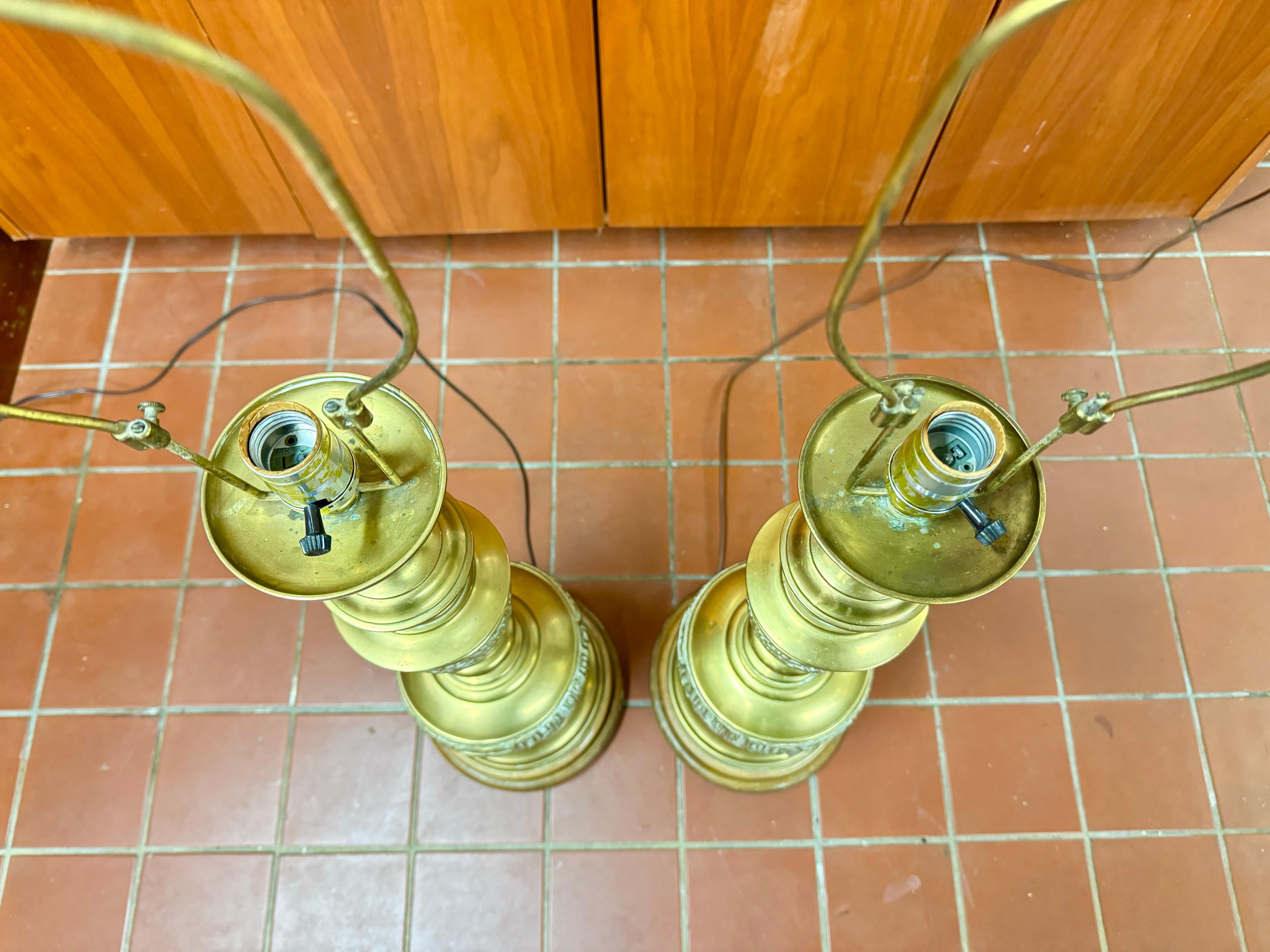 Moulage Paire de lampes chinoiseries en laiton de style James Mont en vente