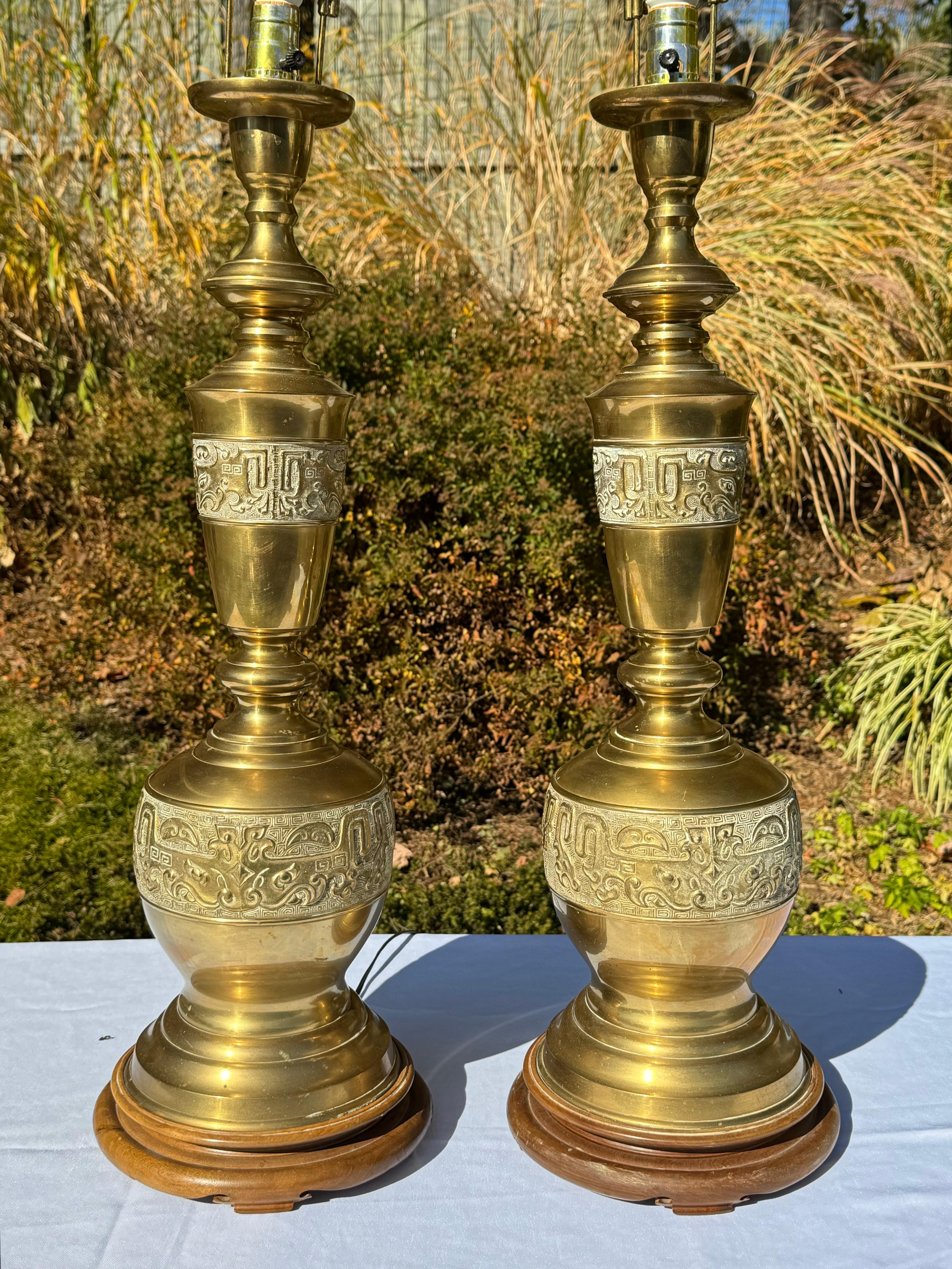 Paire de lampes chinoiseries en laiton de style James Mont Bon état - En vente à Redding, CT