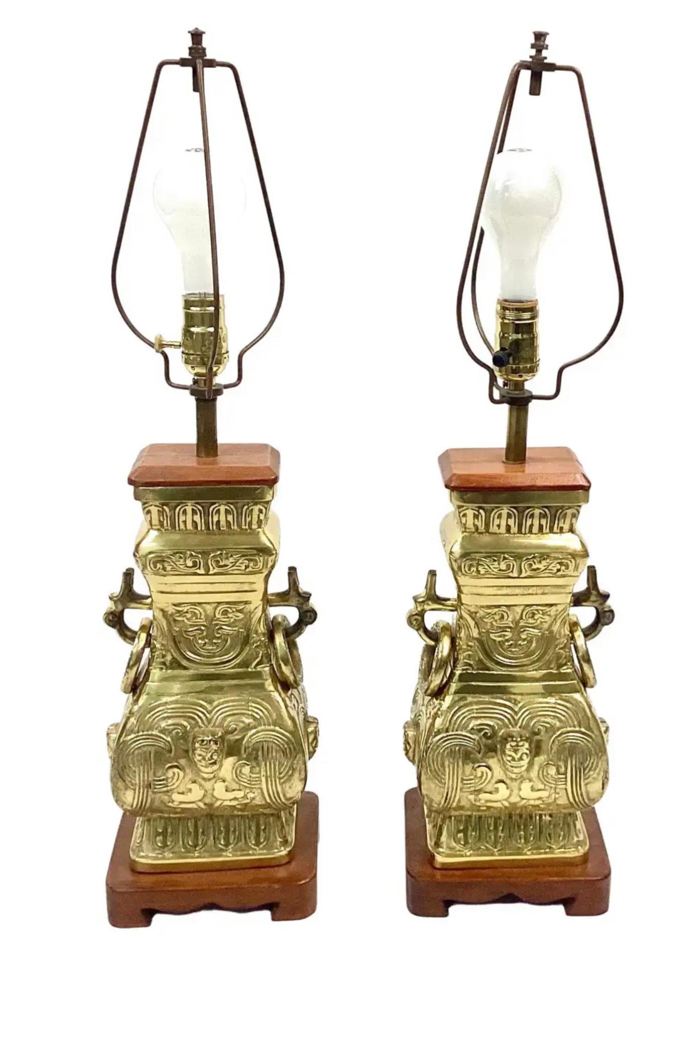 Laiton Paire de lampes chinoiseries en laiton de style James Mont en vente