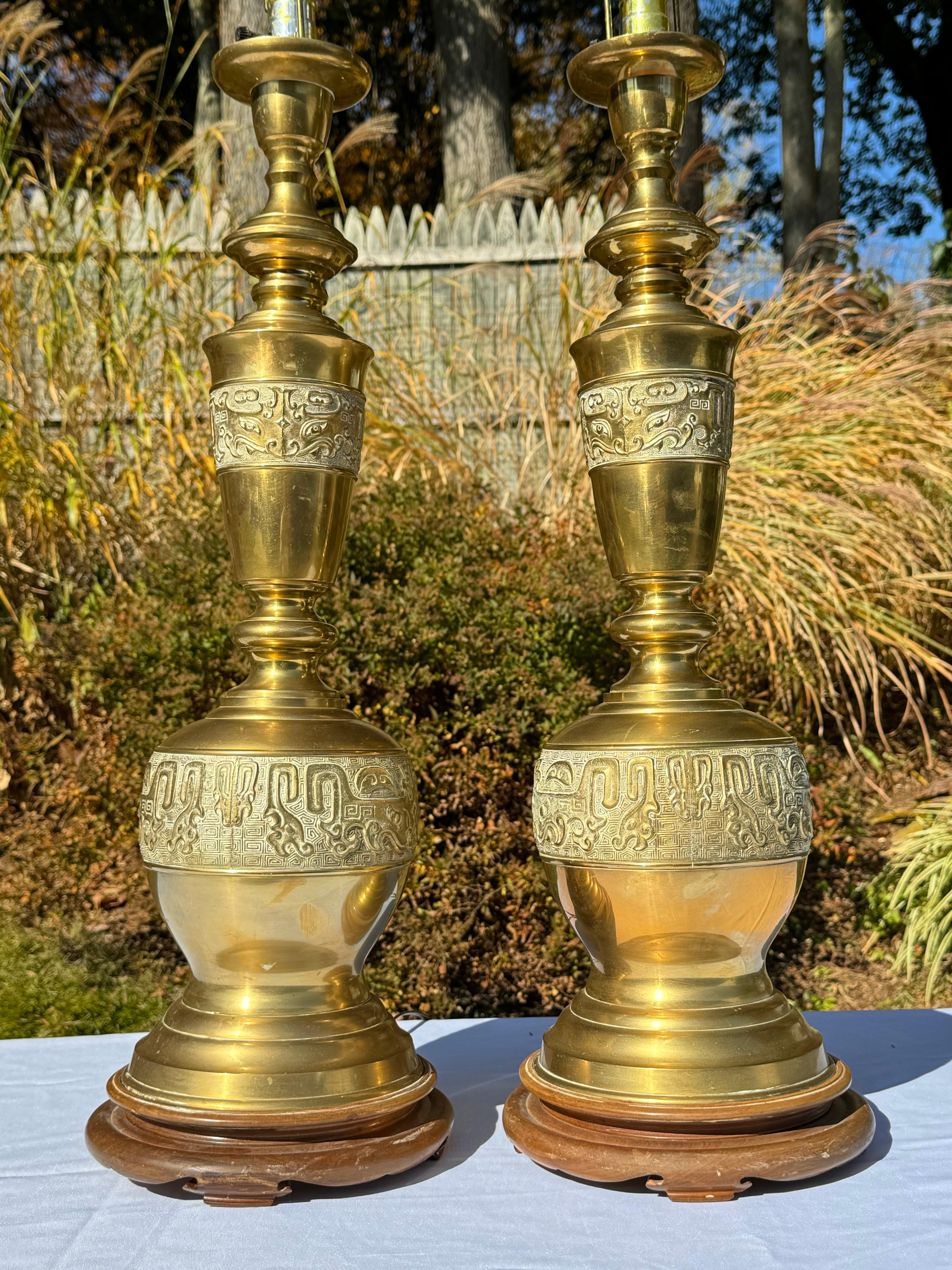 Milieu du XXe siècle Paire de lampes chinoiseries en laiton de style James Mont en vente