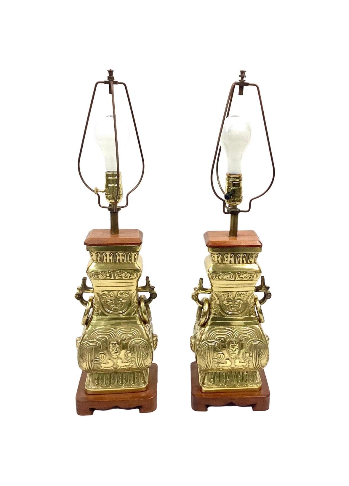 Pareja de lámparas de chinoiserie de latón estilo James Mont en venta 1
