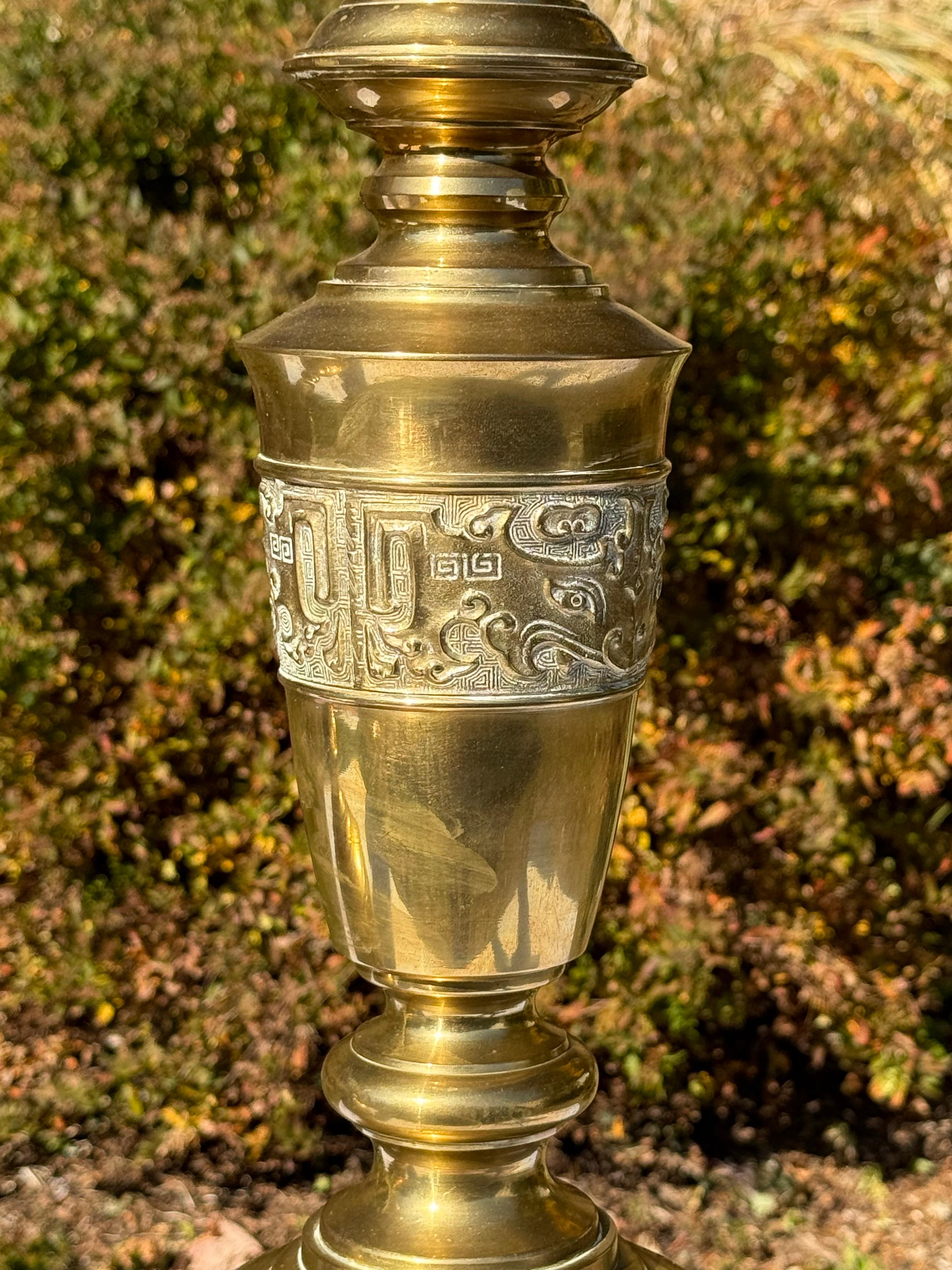 Paire de lampes chinoiseries en laiton de style James Mont en vente 1
