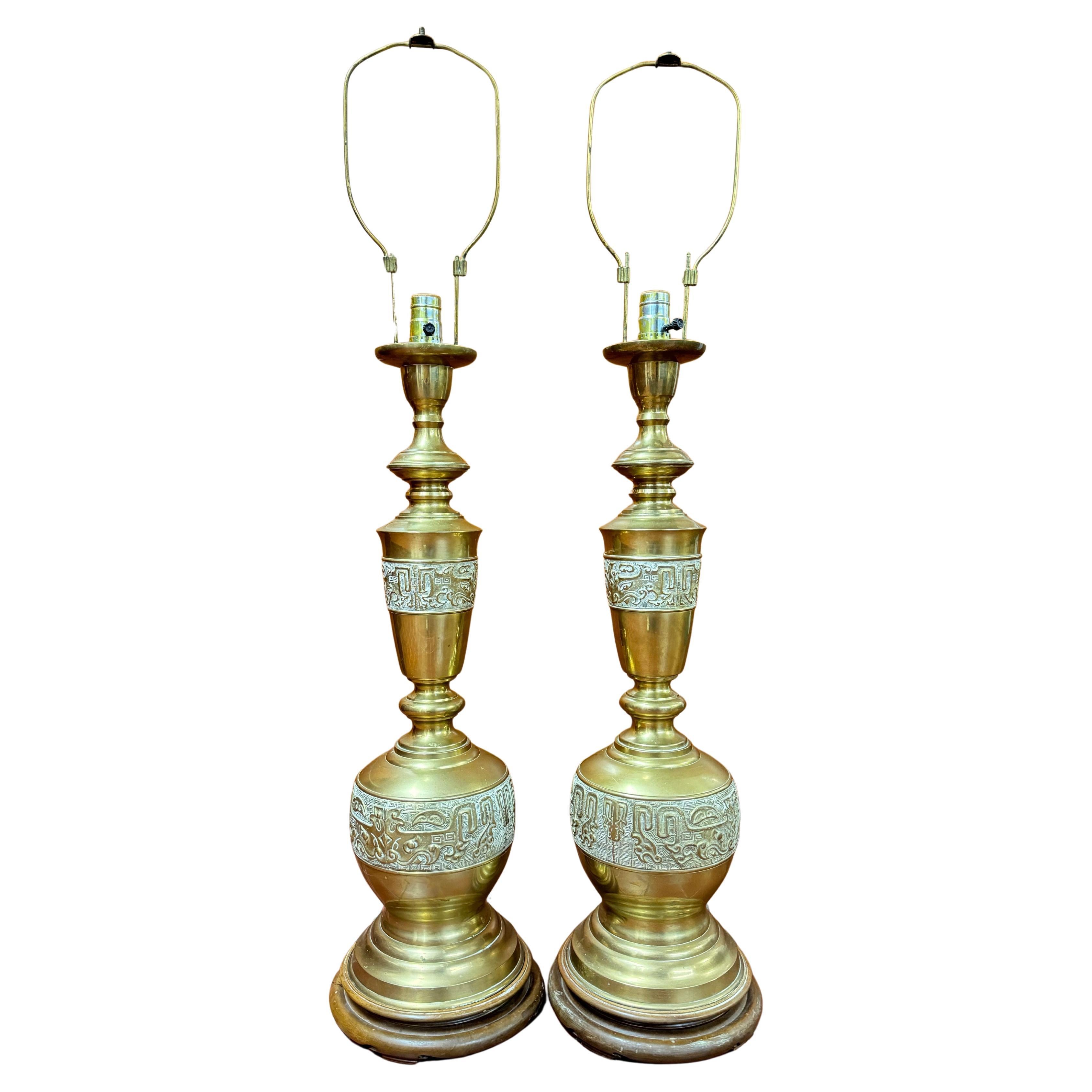 Pareja de lámparas de chinoiserie de latón estilo James Mont
