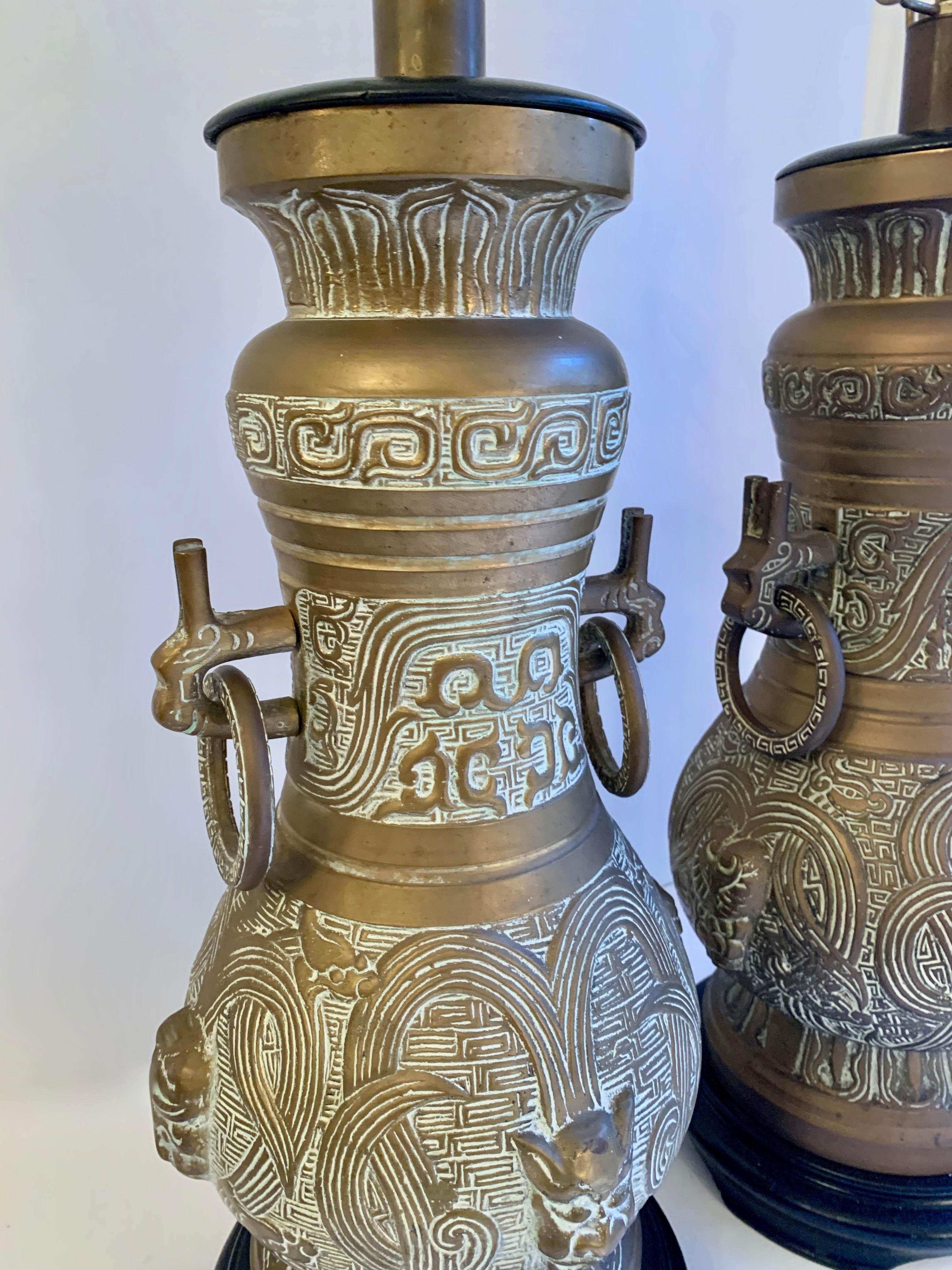 Pair of James Mont Style Bronze Urn Lamps In Good Condition For Sale In Los Angeles, CA