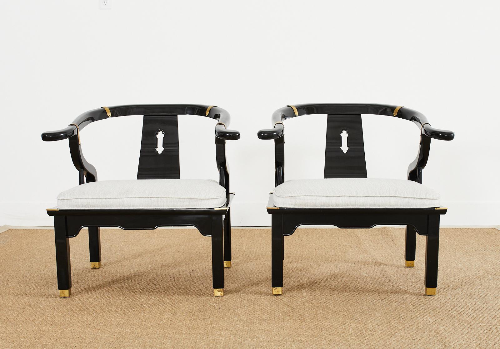 Ein Paar lackierte Hufeisenstühle im James Mont Stil von Century (Moderne der Mitte des Jahrhunderts) im Angebot
