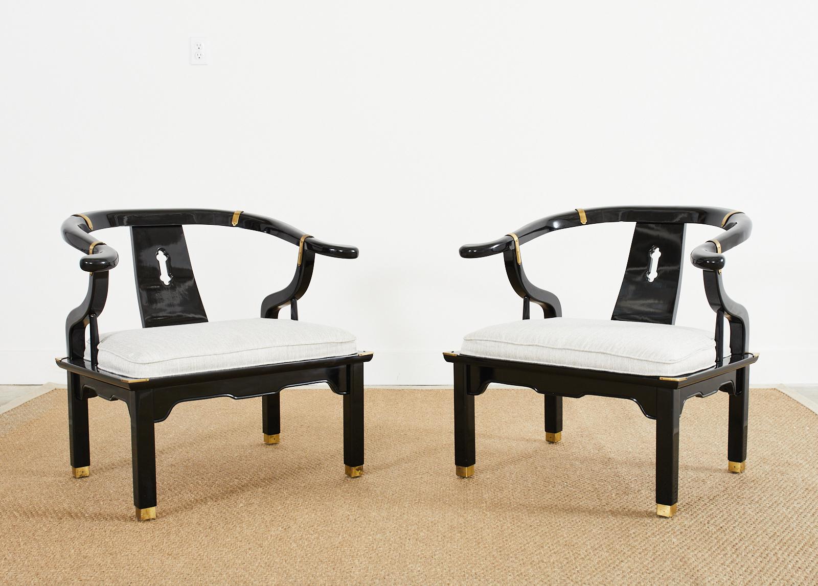 Ein Paar lackierte Hufeisenstühle im James Mont Stil von Century im Zustand „Gut“ im Angebot in Rio Vista, CA