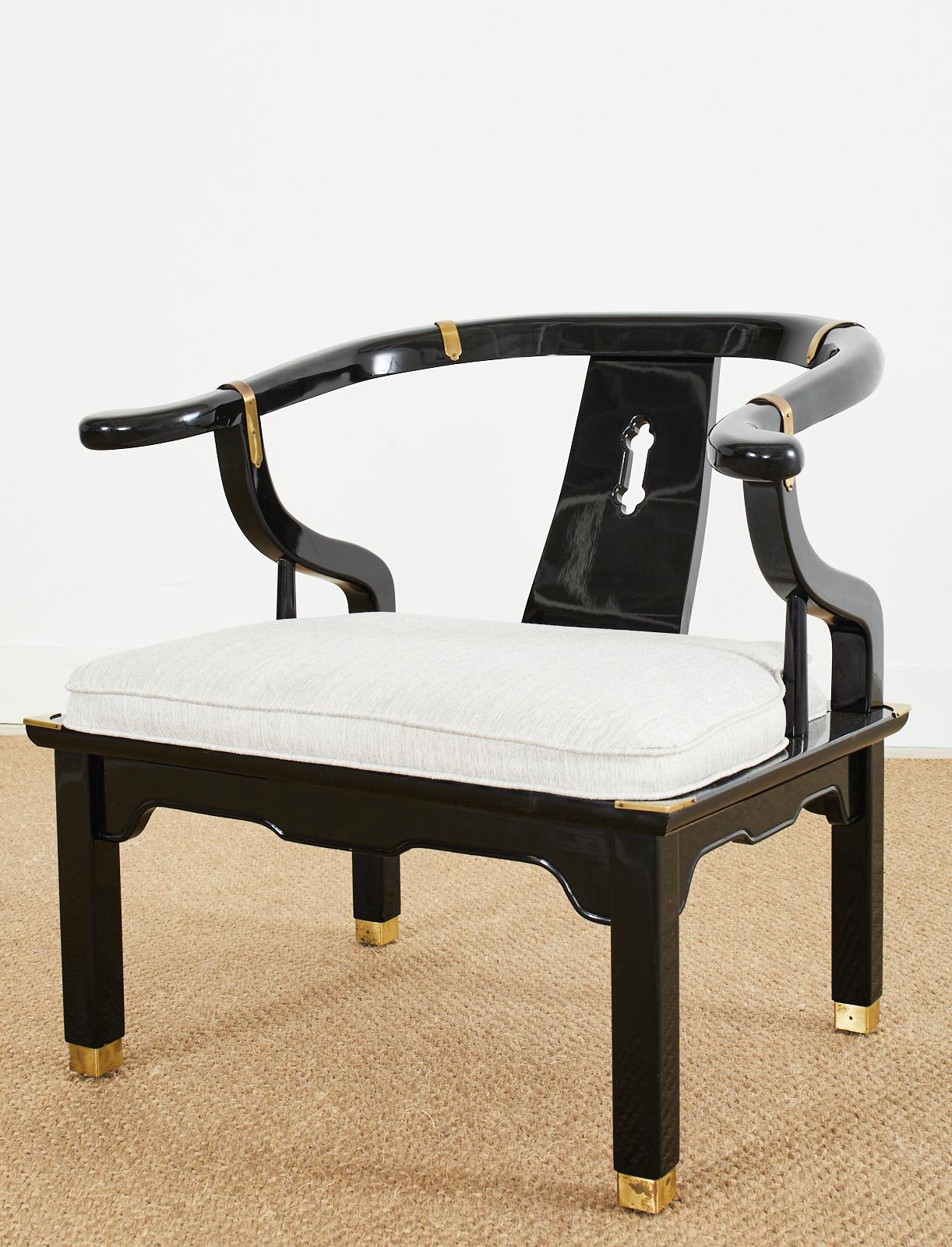 Laiton Paire de chaises en fer à cheval laqué de style James Mont par Century en vente
